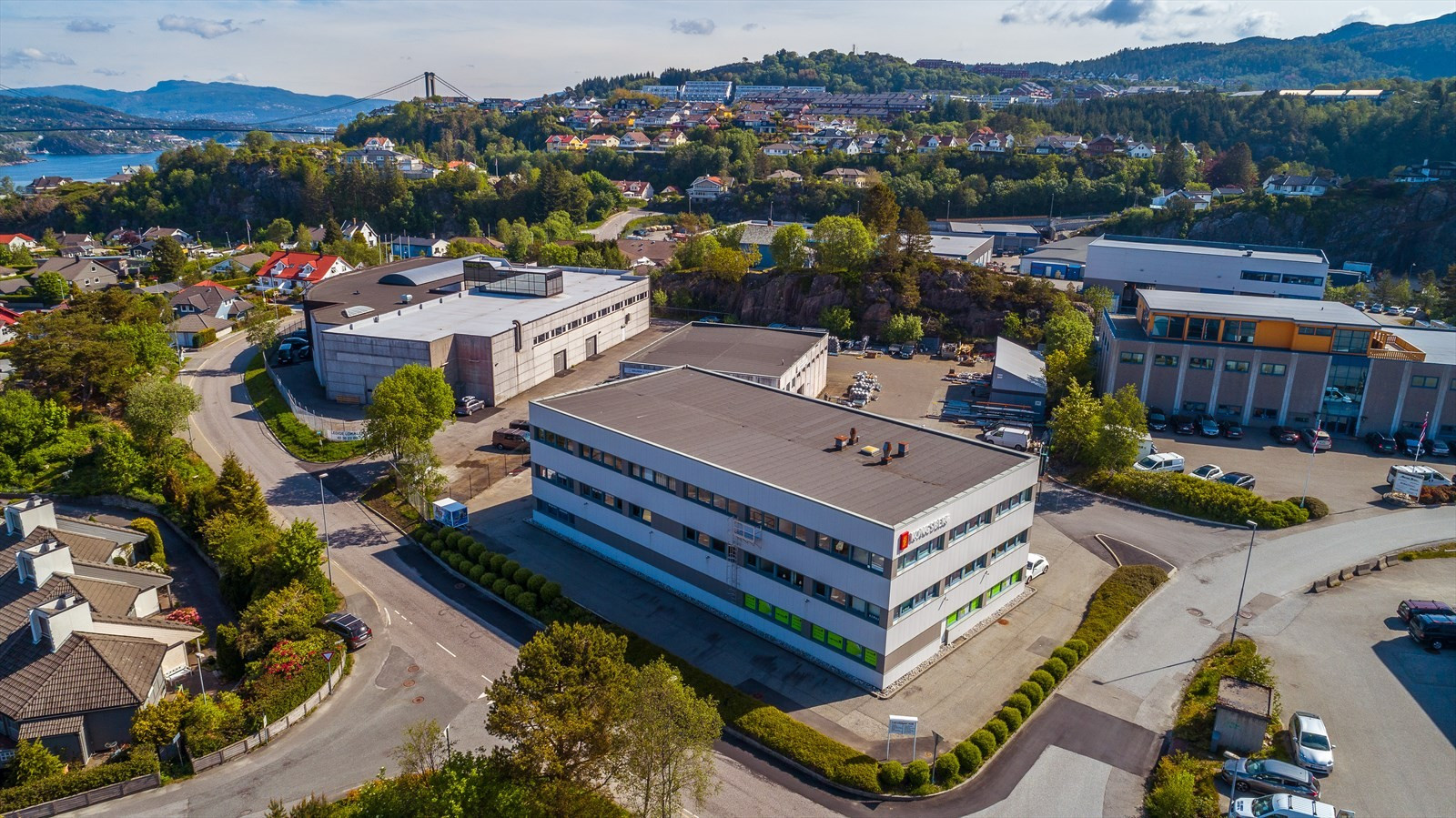 Leirvikåsen 43B er et kombinert lager og kontorbygg med sentral beliggenhet i Fagerdalen Næringspark - Godvik