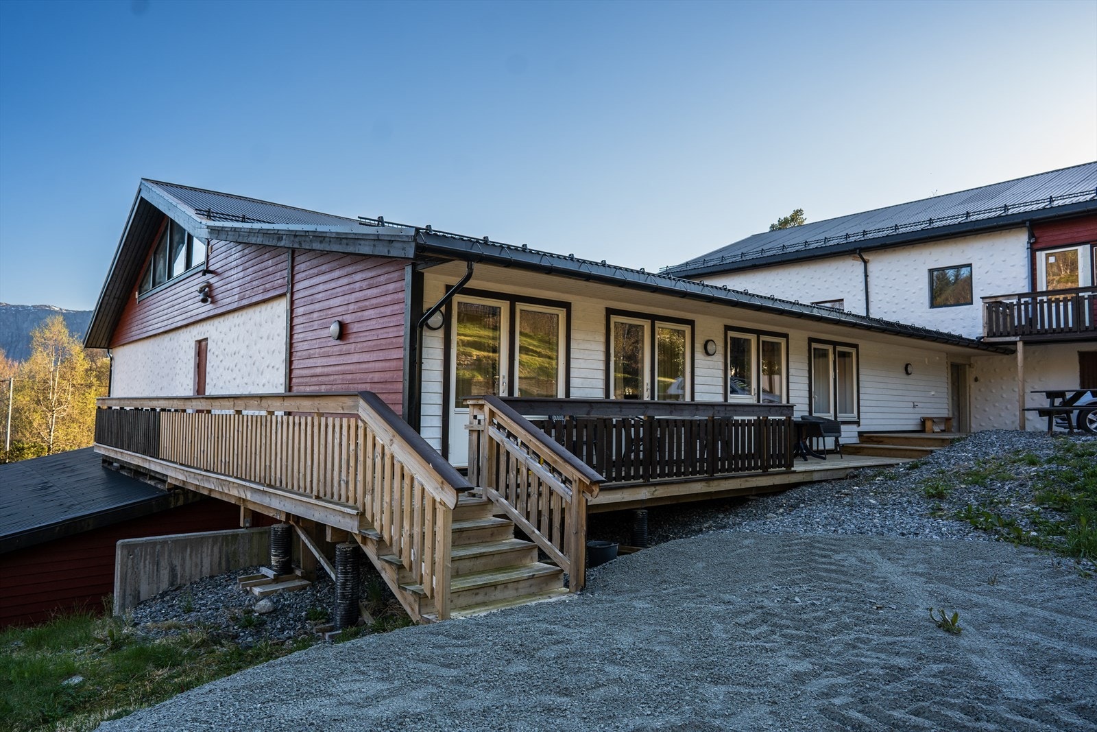 Inngang til nokre av romma frå parkeringsareal Galleribilde