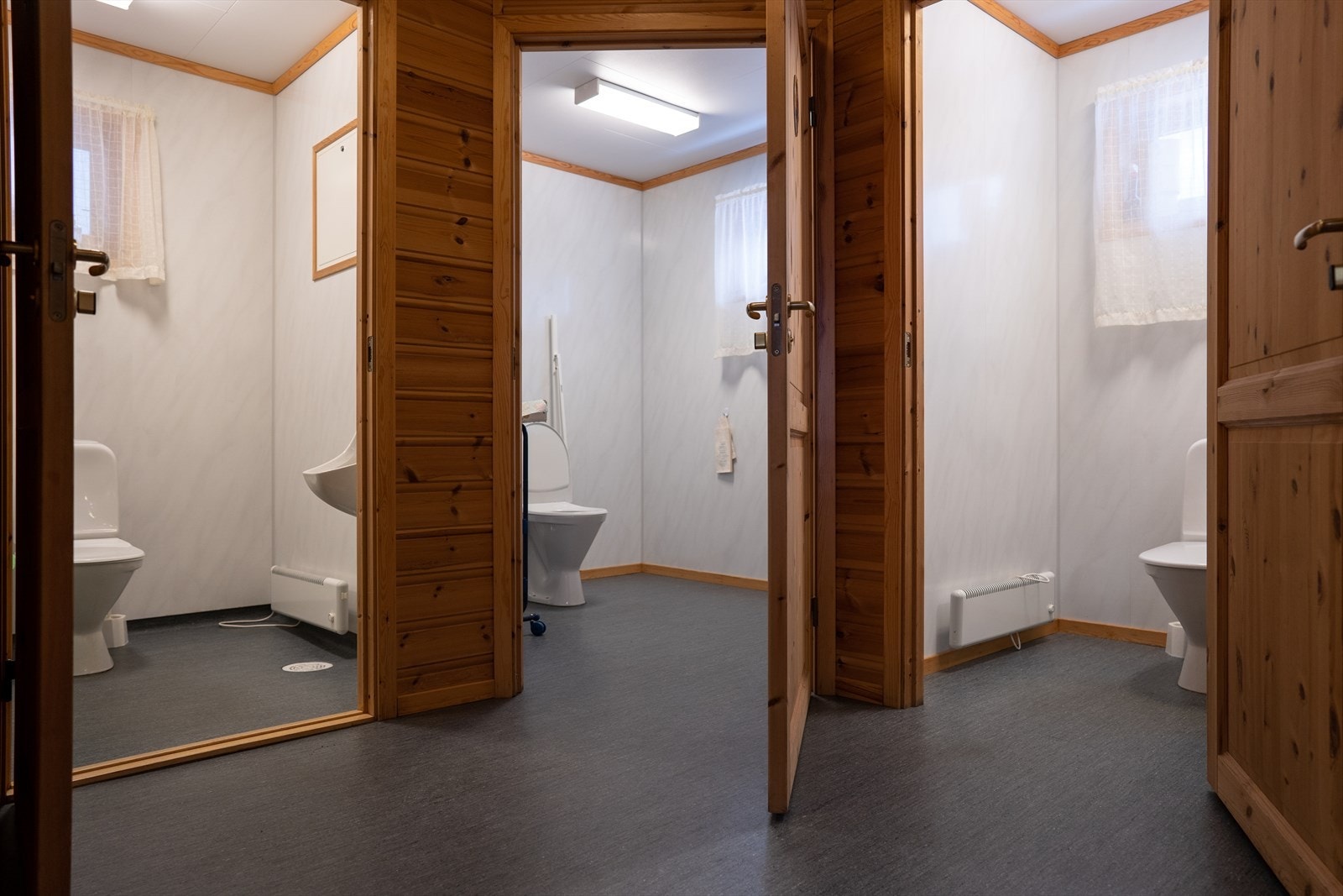 Toalettrom i gang ved selskapslokale Galleribilde