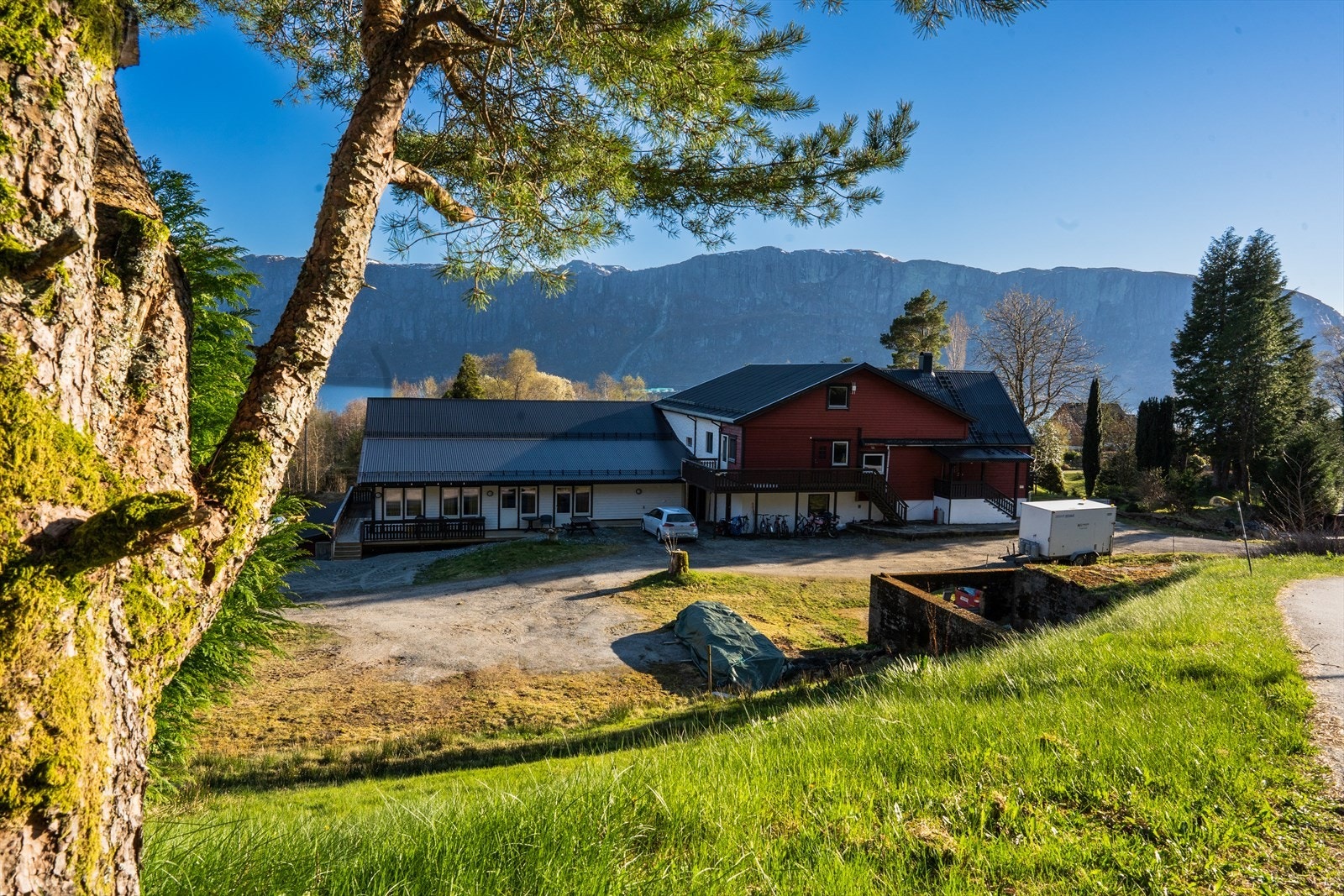 Bygningen ligg fint til i terrenget Galleribilde