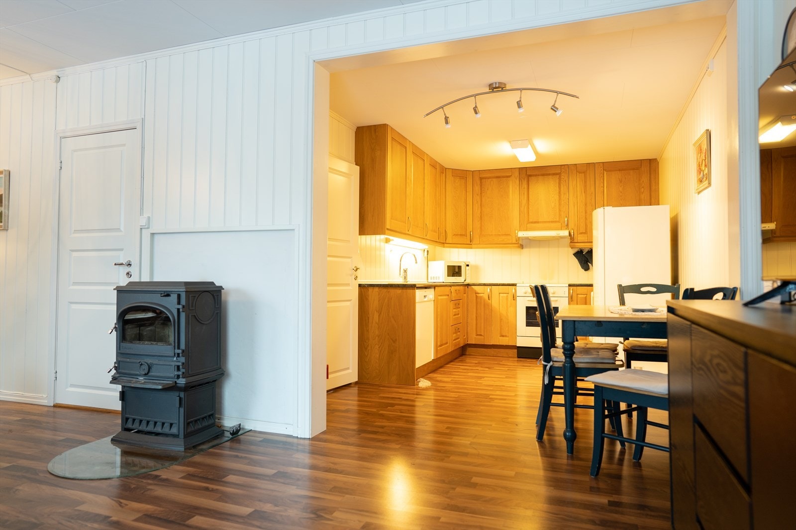 2 stk familieleilegheiter i bustadhuset, begge med entre, stove, kjøkken, 3 sv.rom og bad Galleribilde