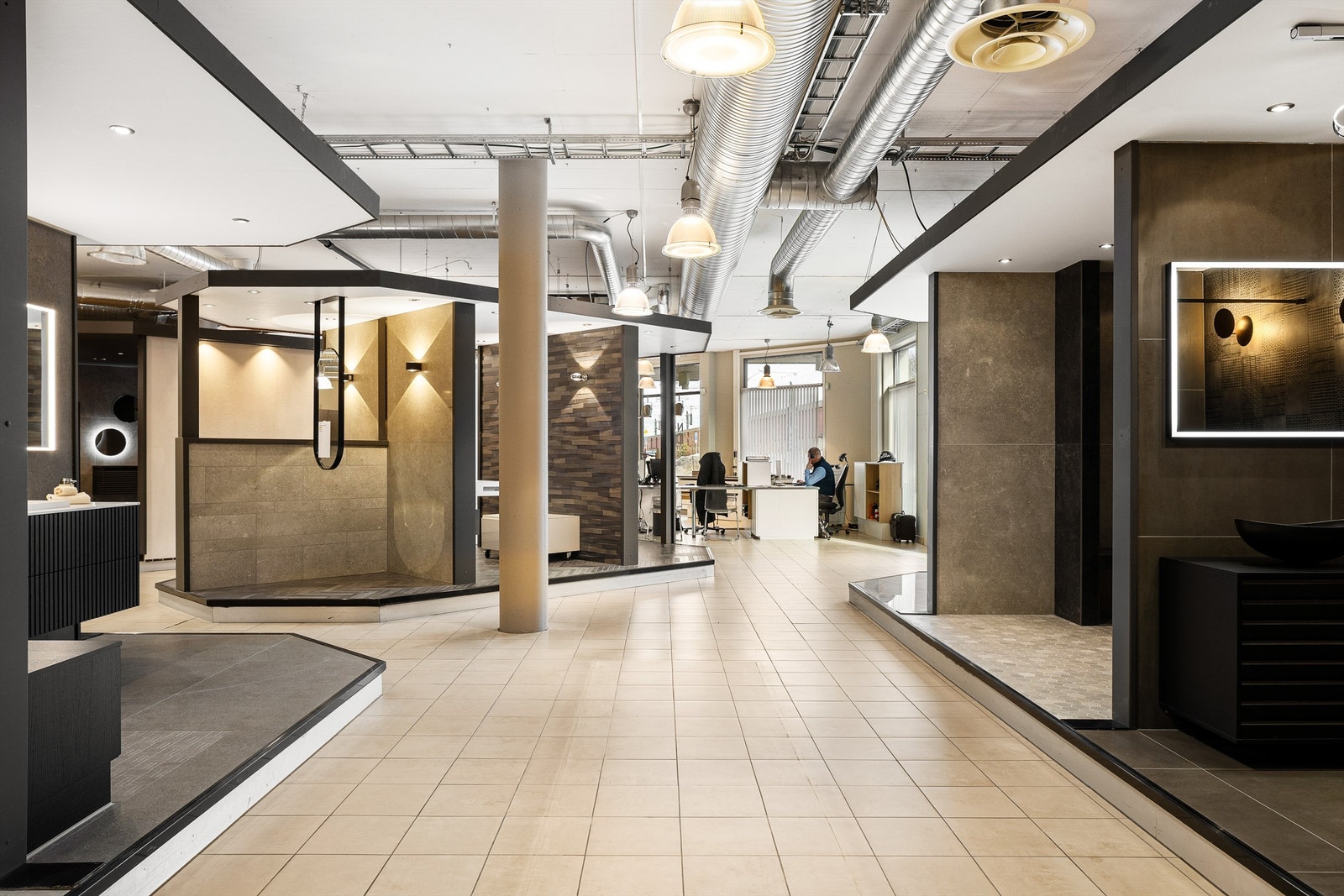 Forretningsarealet er lyst og enkelt å innrede da det er få søyler Galleribilde