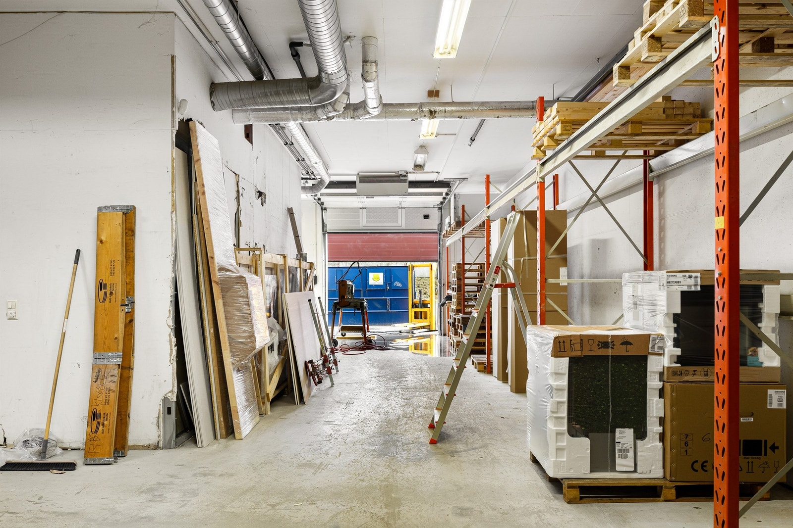Lager med egen kjøreport, inngang fra siden Galleribilde