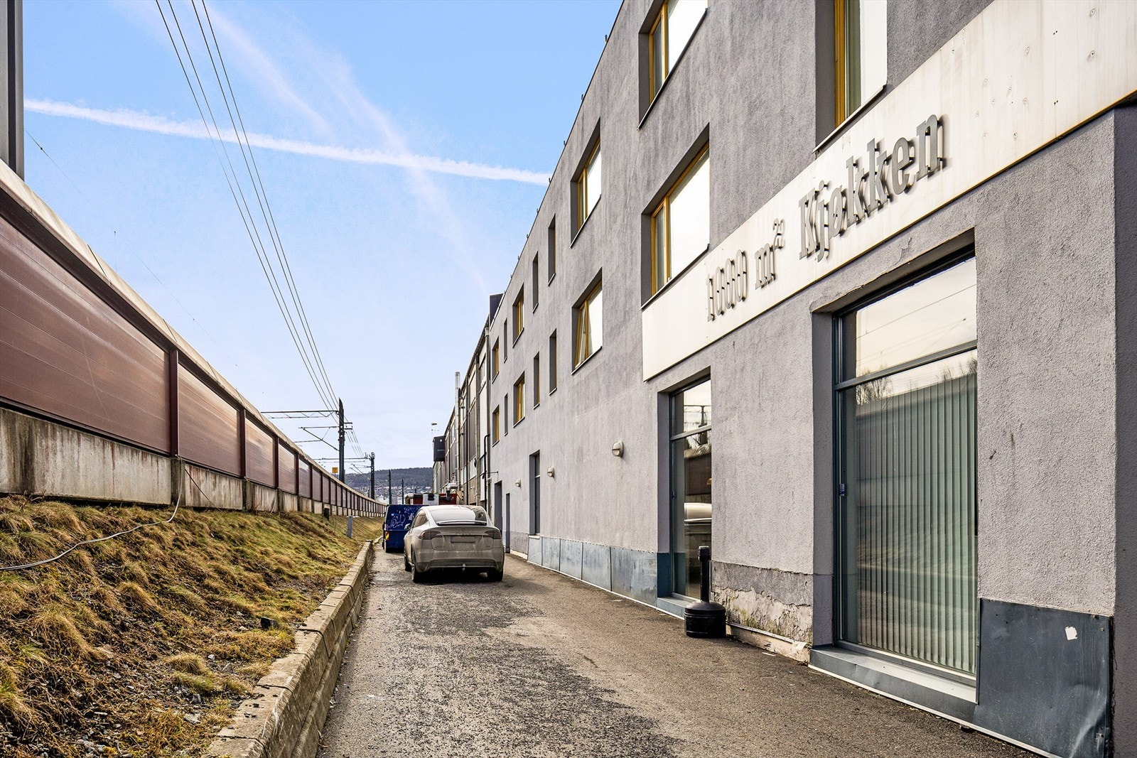 Inngang til lageret fra siden av bygget Galleribilde