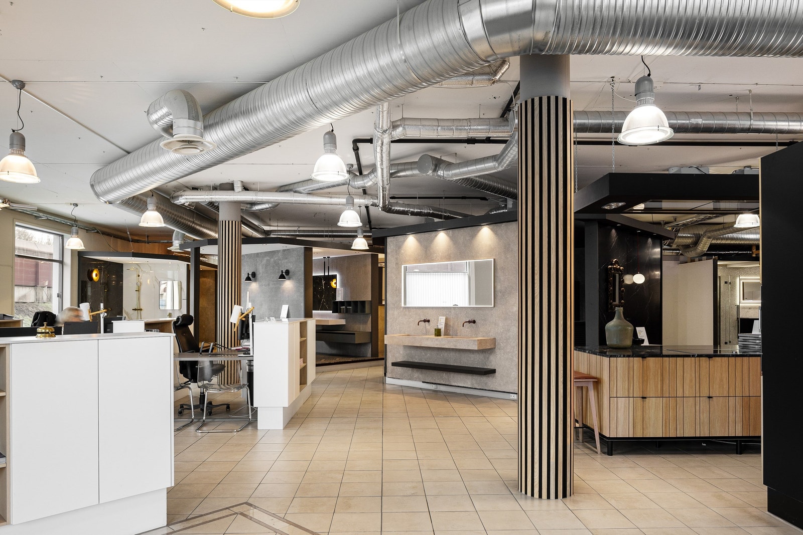 De store vindusflatene slipper inn godt med dagslys Galleribilde