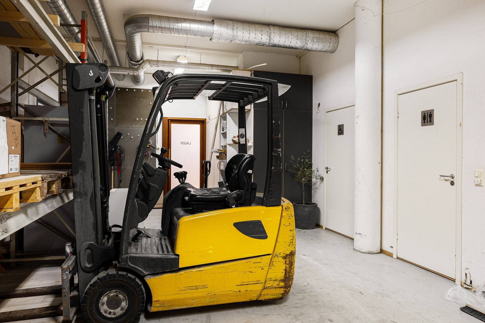 Toalett med inngang fra lageret Galleribilde