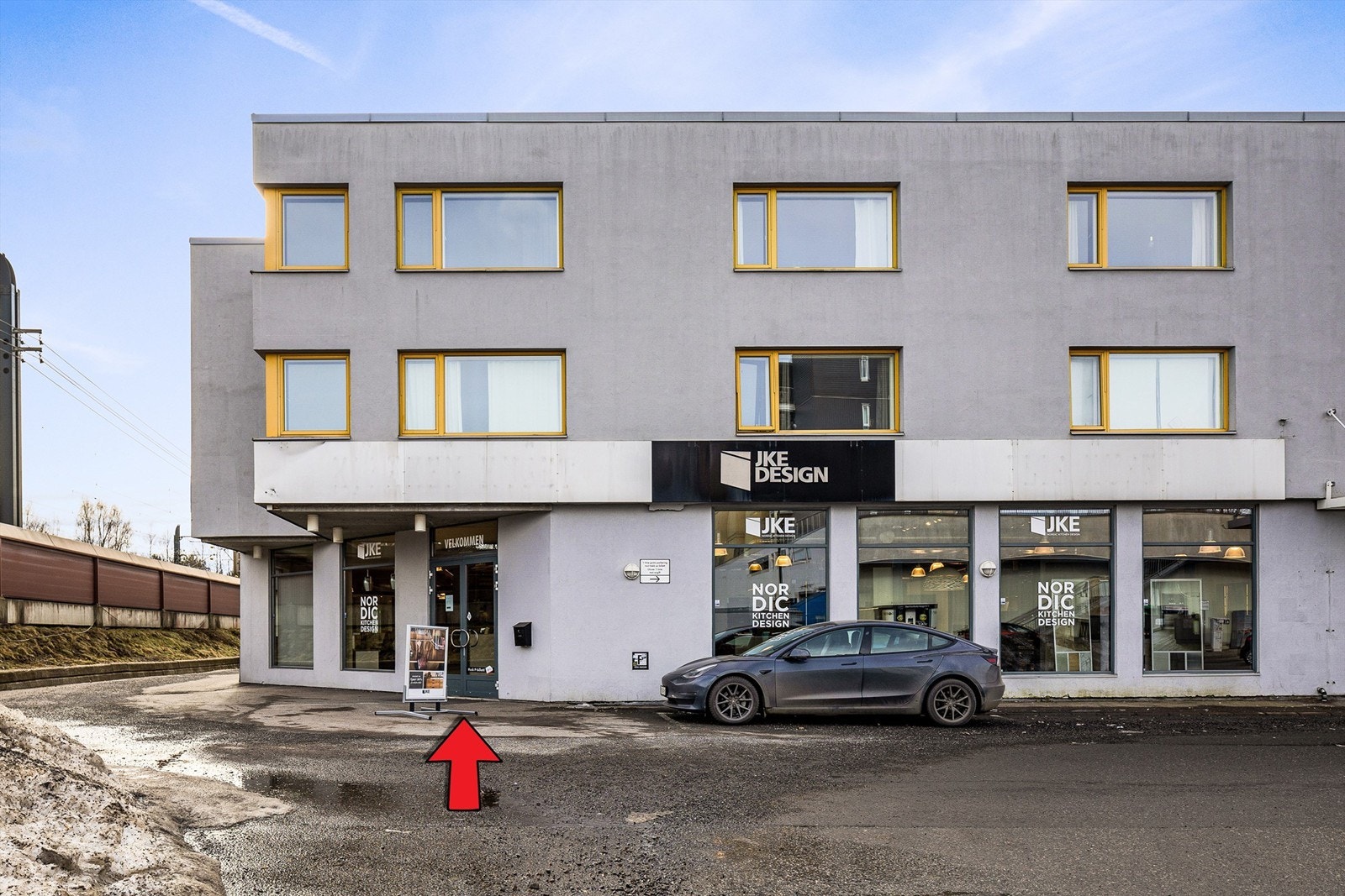 Enkel adkomst fra bakkeplan, med god eksponering ut mot parkeringsplassen Galleribilde