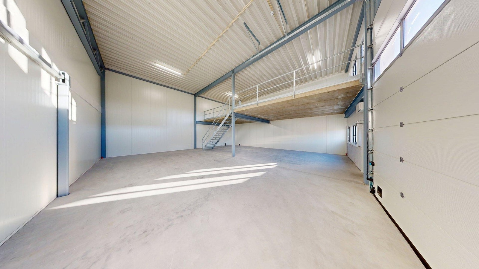 Vestvendt kombinasjonslokale med stor kjøreport! 1. etg: 147 m2, 2. etg: 65 m2. Galleribilde