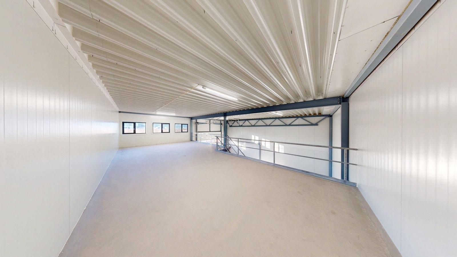 Vestvendt kombinasjonslokale med stor kjøreport! 1. etg: 147 m2, 2. etg: 65 m2. Galleribilde