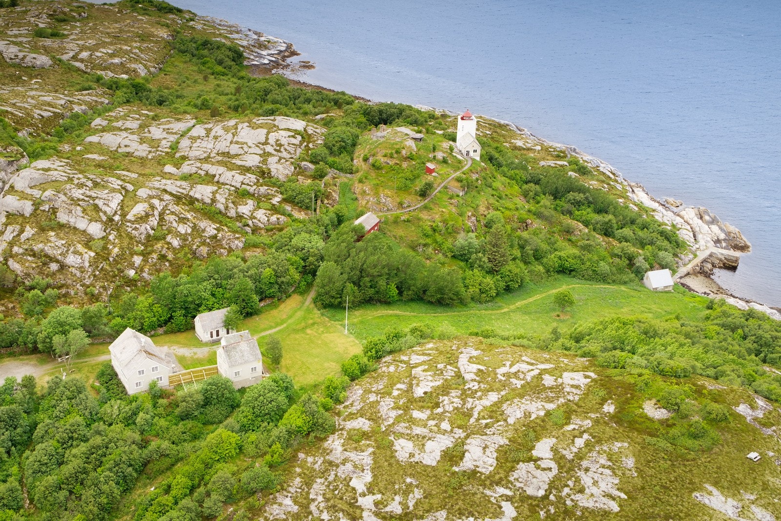 Proaktiv Eiendomsmegling ved Eirik Døsen har gleden av å presentere Agdenes fyrstasjon, en av Norges mest bevaringsverdige fyrstasjoner med en unik beliggenhet ved Trondheimskysten. Galleribilde