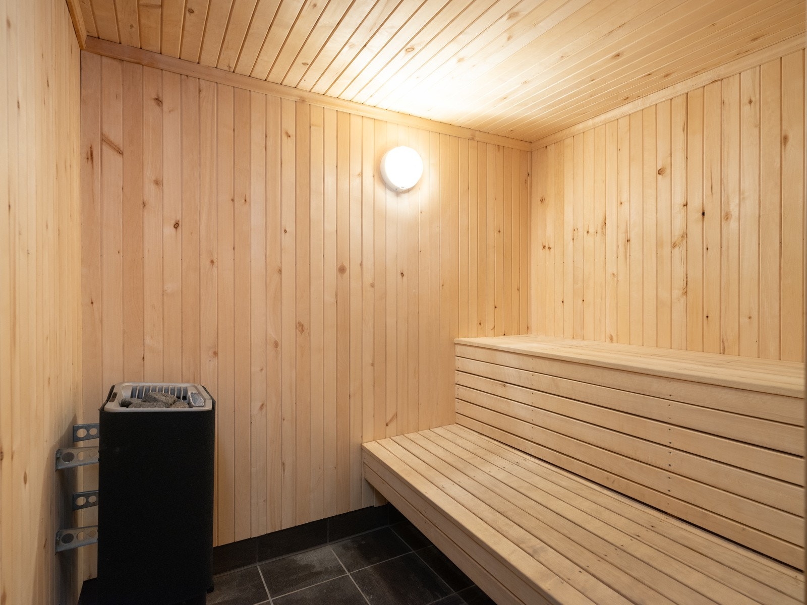 Badstue er en ideell plass å tilbringe en avslappende stund - underetasjen på tomannsboligen. Galleribilde