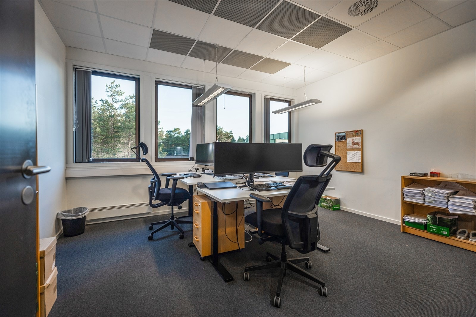 Plass for tre arbeidsplasser Galleribilde