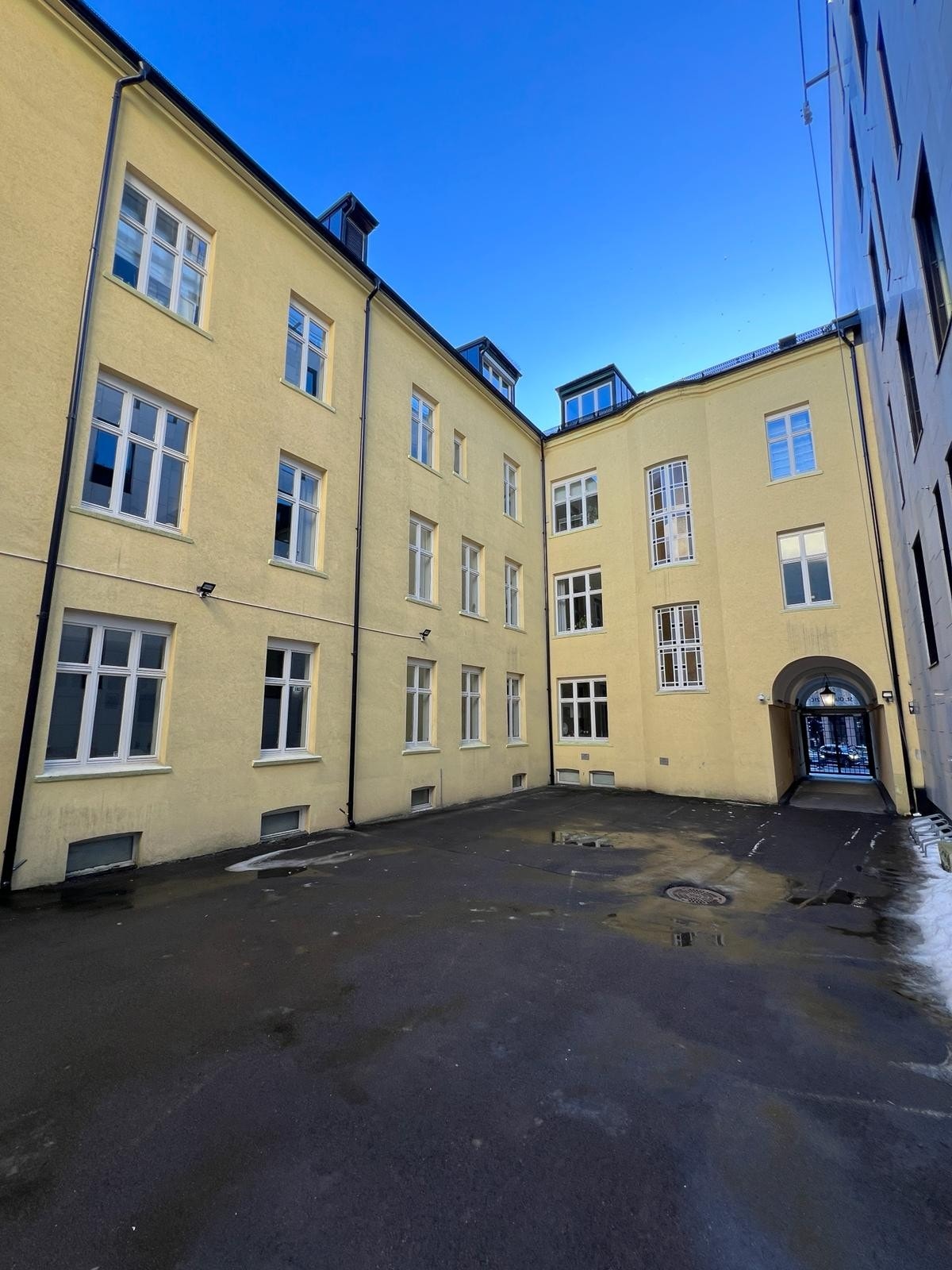 Lokalene ligger på bakkeplan, med inngang fra bakgården (Lokaler er lokalisert nede til venstre på bildet). Galleribilde