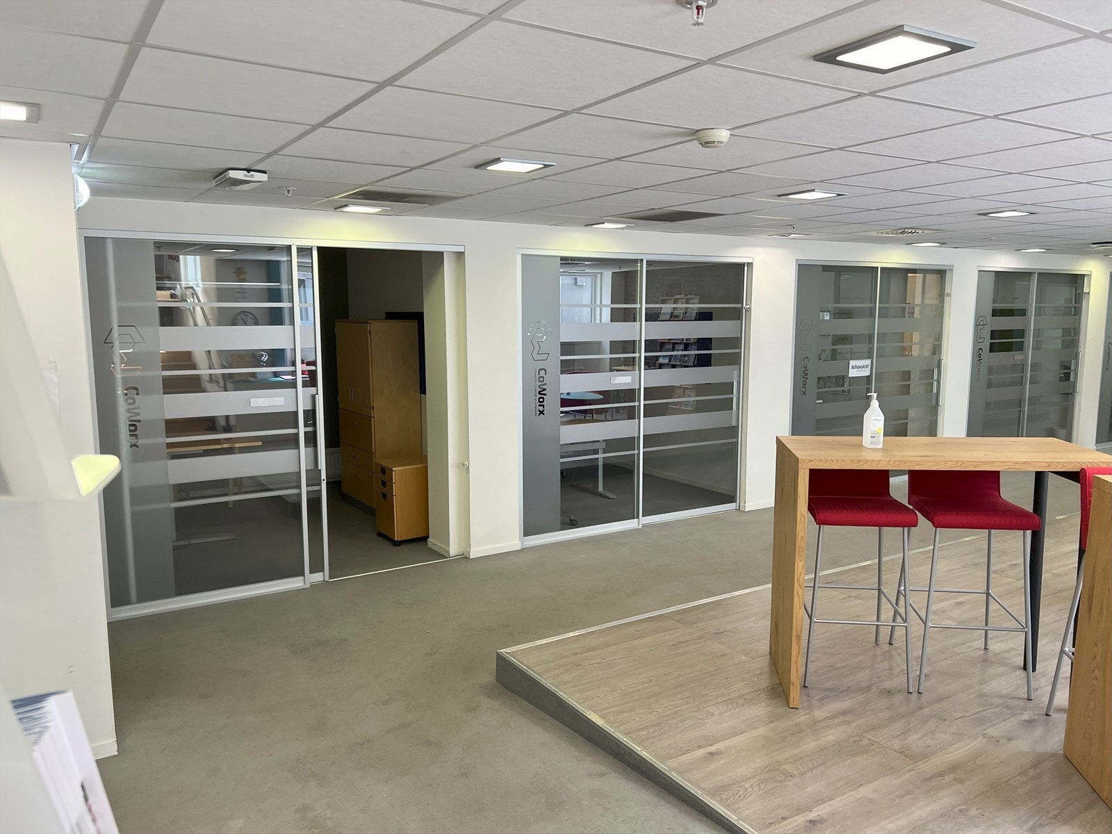 Lokalet har i dag stor grad av cellekontorer Galleribilde