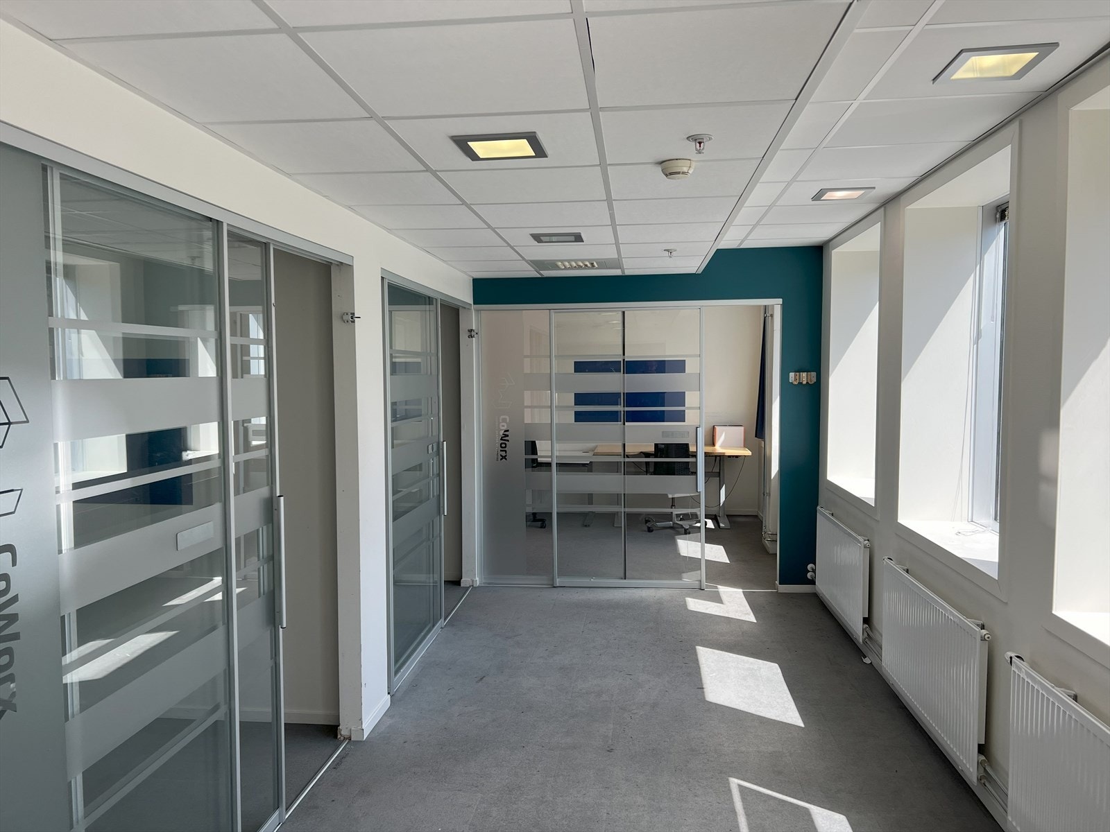 I dag har lokalet stor grad av cellekontorer Galleribilde