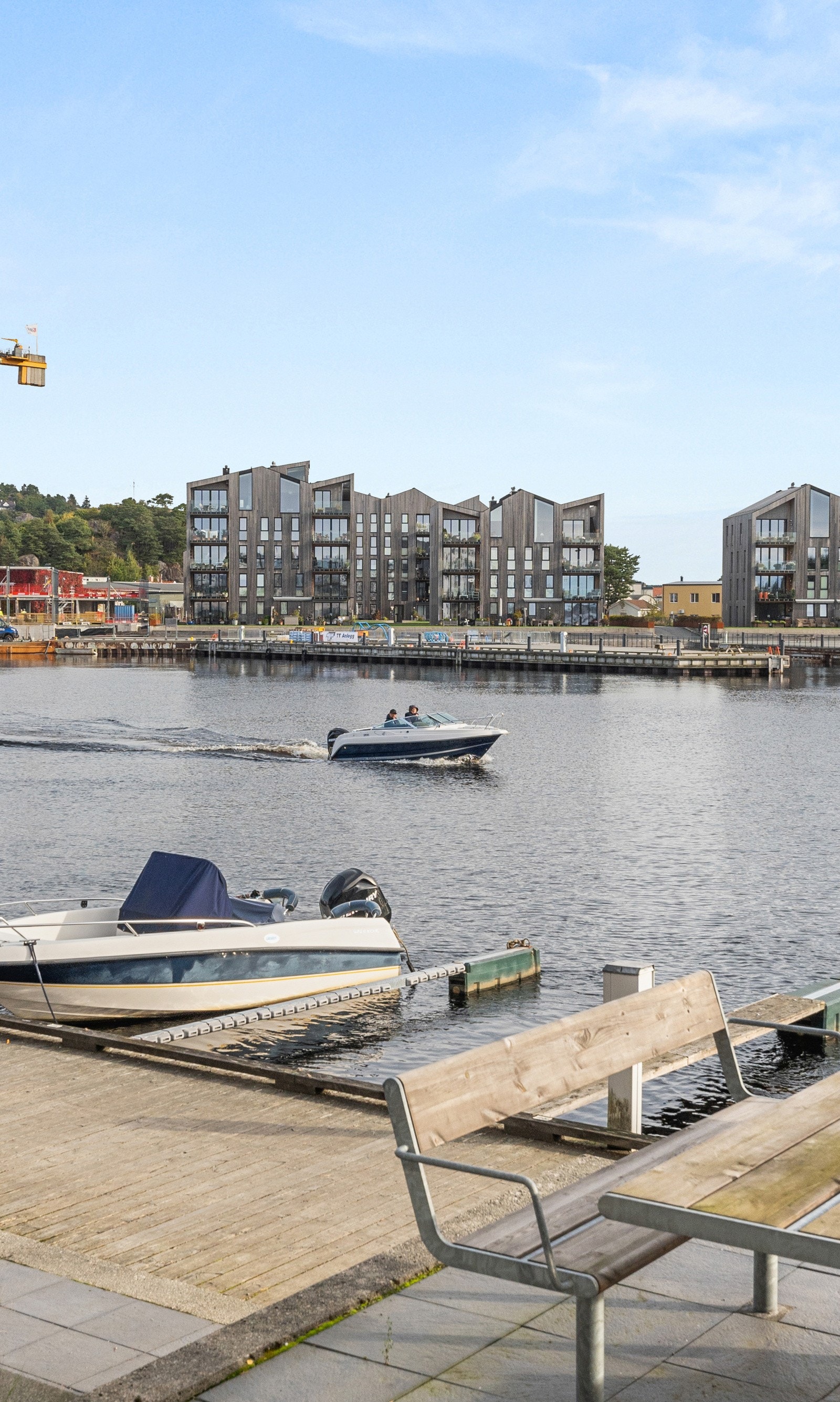 Mandalselva har ett yrende liv om sommeren. Flere av kontorene har utsyn direkte til elva. Galleribilde