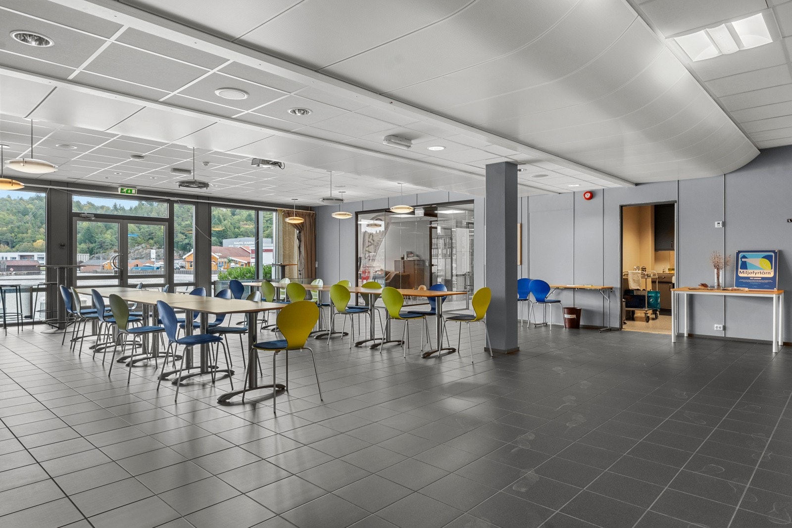 Det største rommet som i dag brukes som lobby/kantine er fliselagt og har både hovedinngang samt utgang til terrassen mot elva. Galleribilde