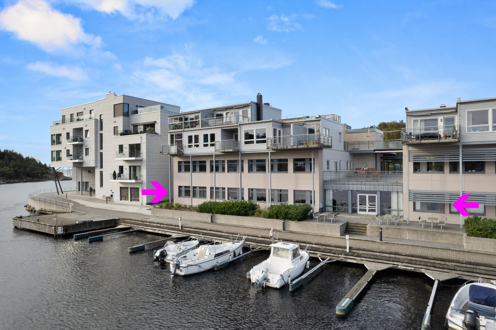 Lokalet ligger langs Elvepromenaden med utgang til romslig felles terrasse. Galleribilde