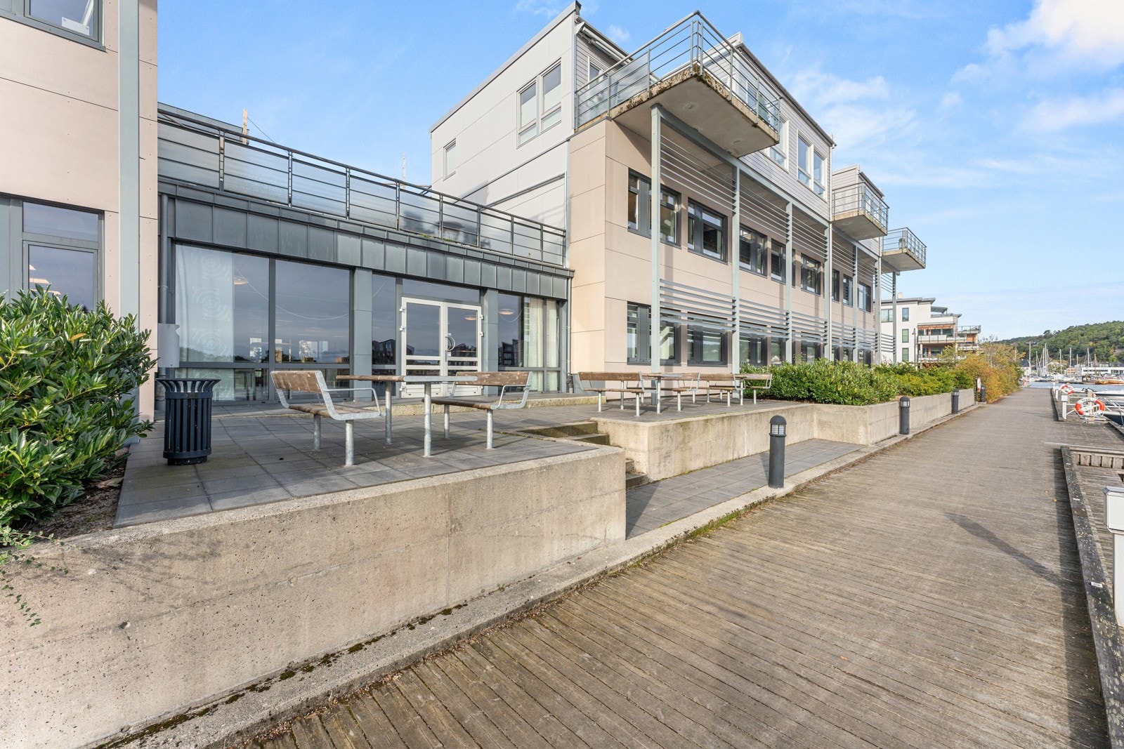 Lokalet ligger langs Elvepromenaden med bare 5 minutters gange langs promenaden til Mandal sentrum. Galleribilde