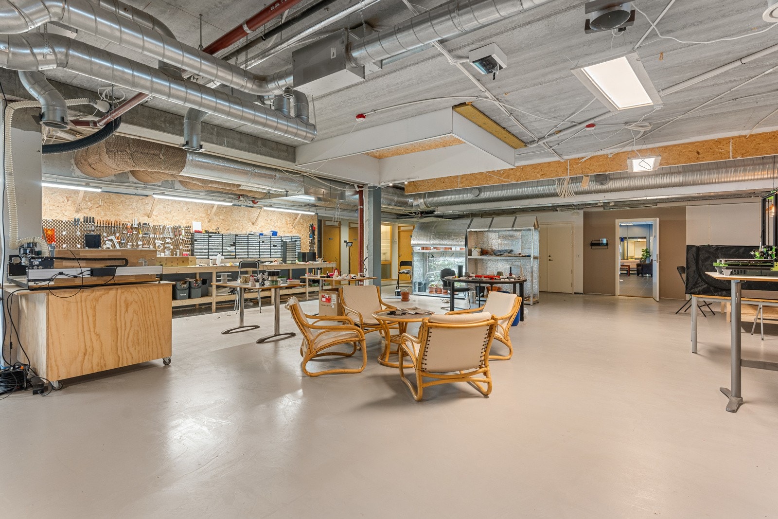 I lokalet er det et stort verkstedrom med to tilhørende kontor. Galleribilde