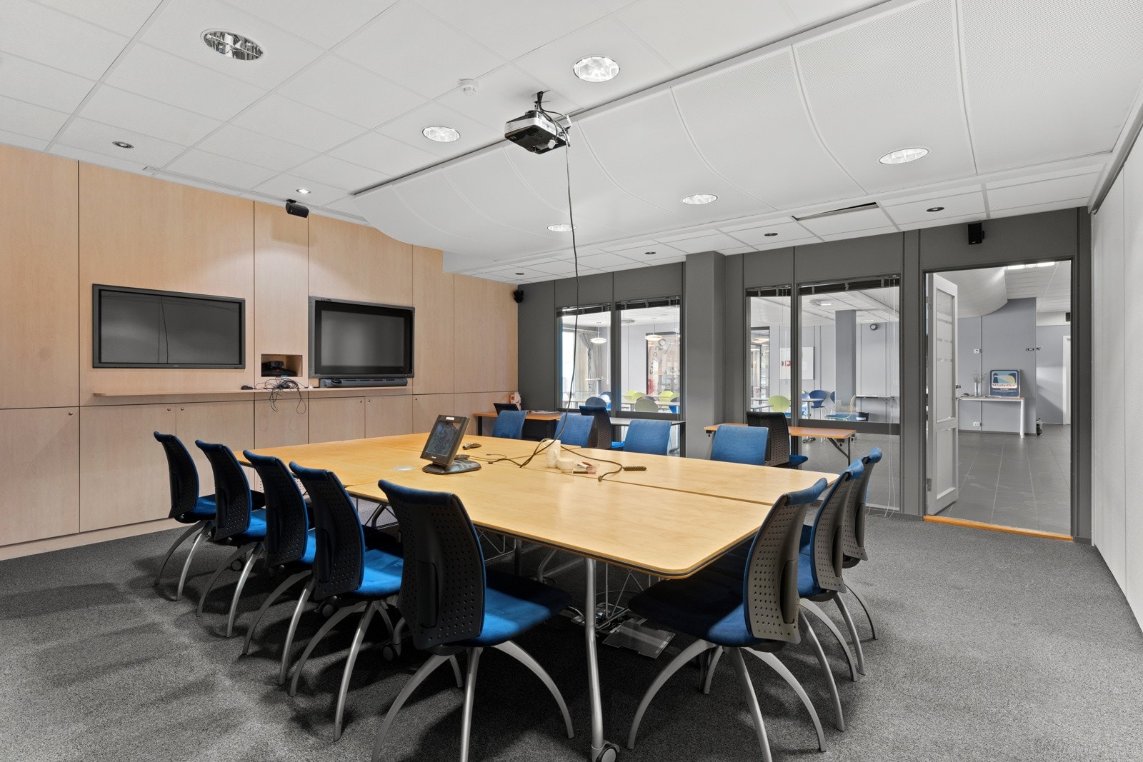 Det er to store møterom i tilknytting til kantinen/lobbyen. Det største av disse har egen prosjektor og plassbygde skap på veggen. Galleribilde