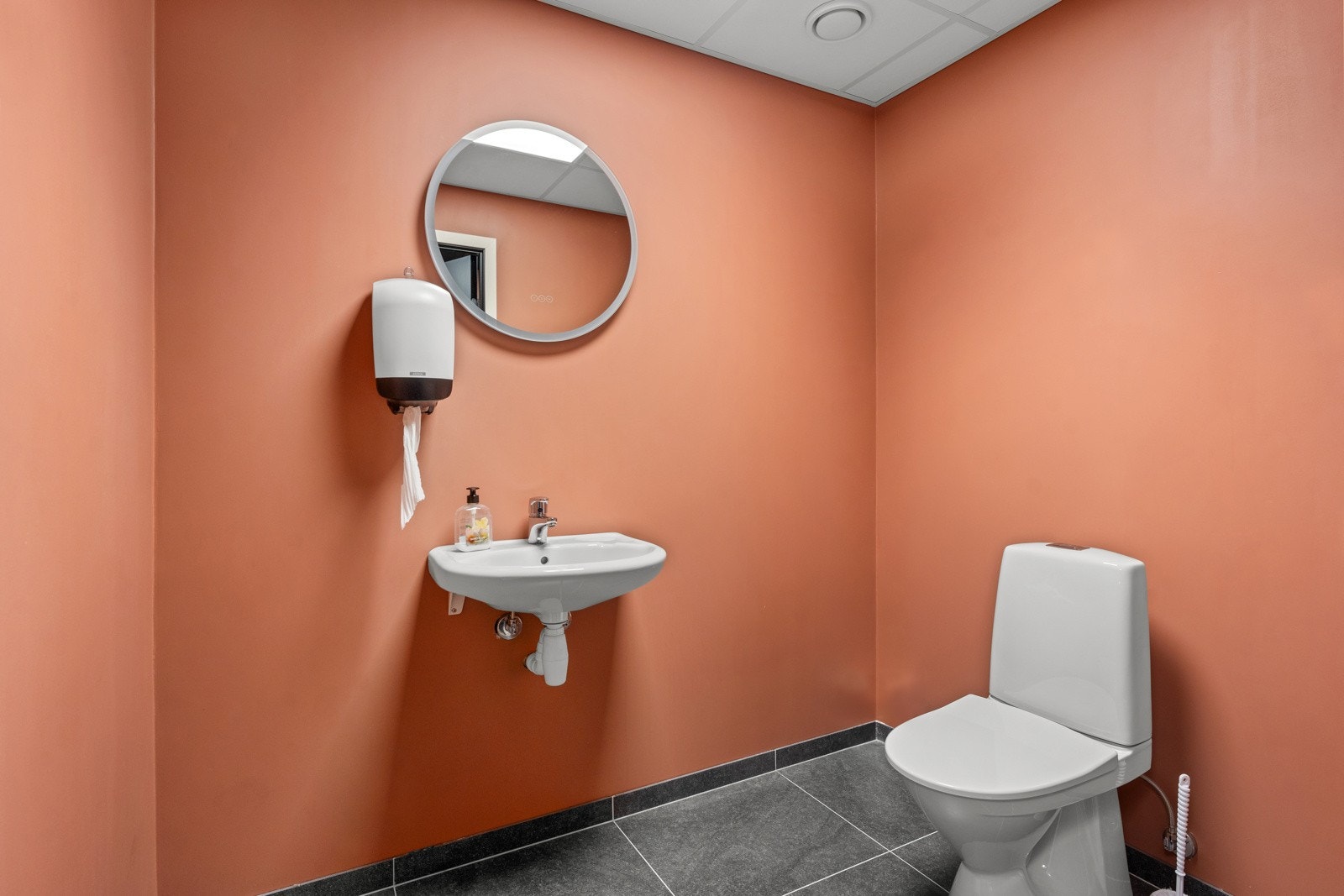 Det er felles toalettfasiliteter med ett toalett, ett ferdigstilt bad og ett bad som er klargjort. Galleribilde