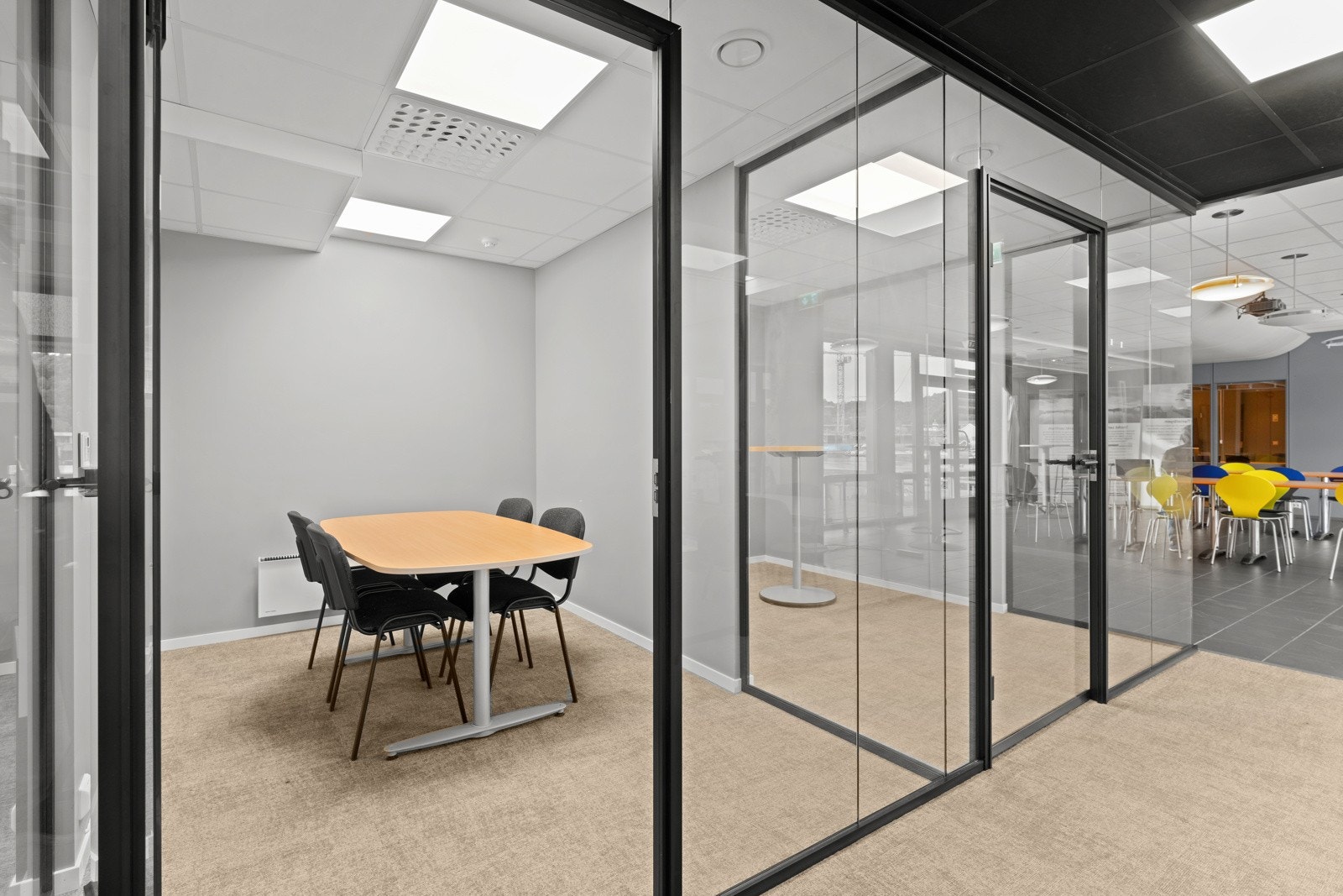 Kontorene har teppe på gulv og systemhimling i taket. Galleribilde