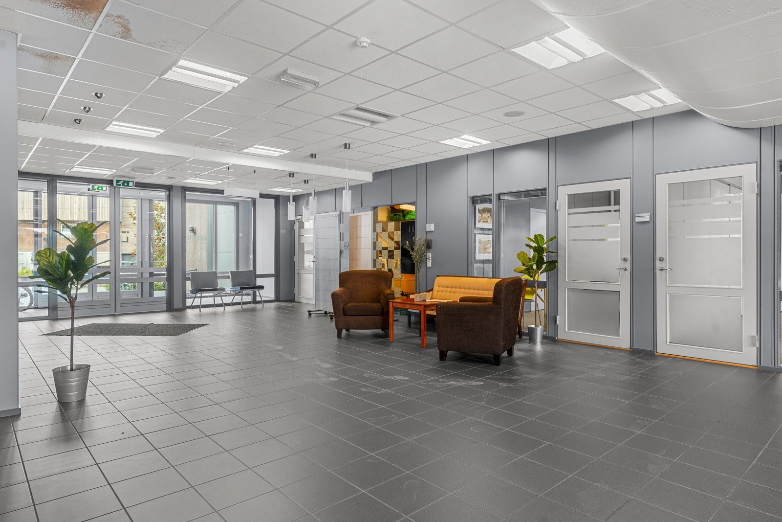 Romslig lobby/kantine med adkomst til møterom og kontorene. Galleribilde