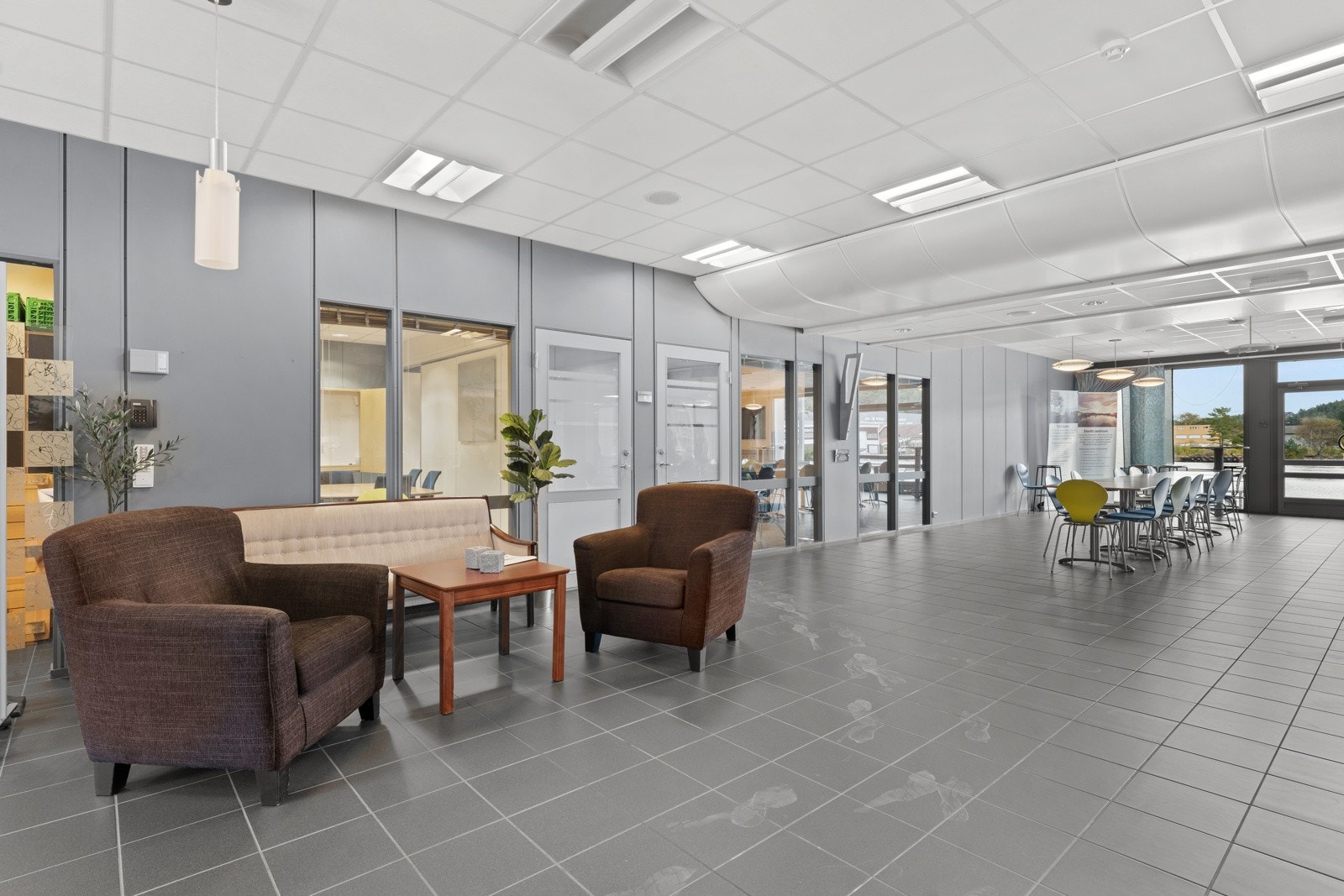 Åpen og lys lobby/kantine med flere hyggelige sosiale soner. Galleribilde