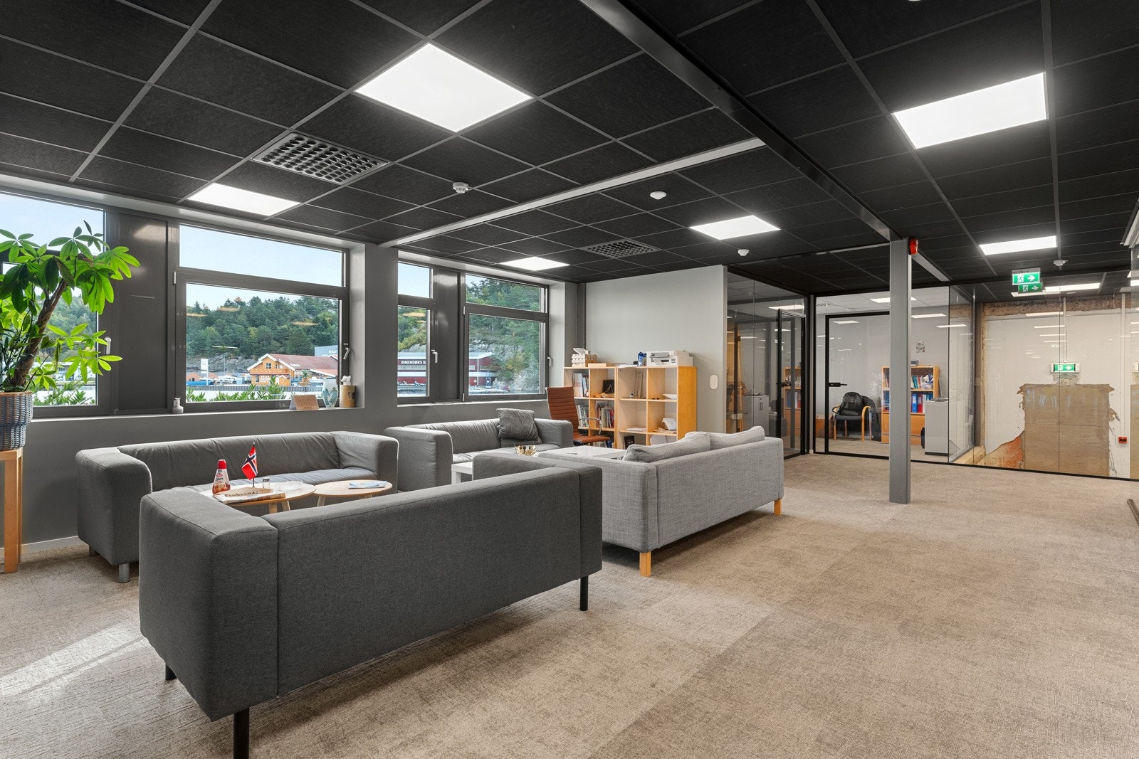 Den sosiale sonen er et flott samlingspunkt med utsyn mot Mandalselva. Galleribilde