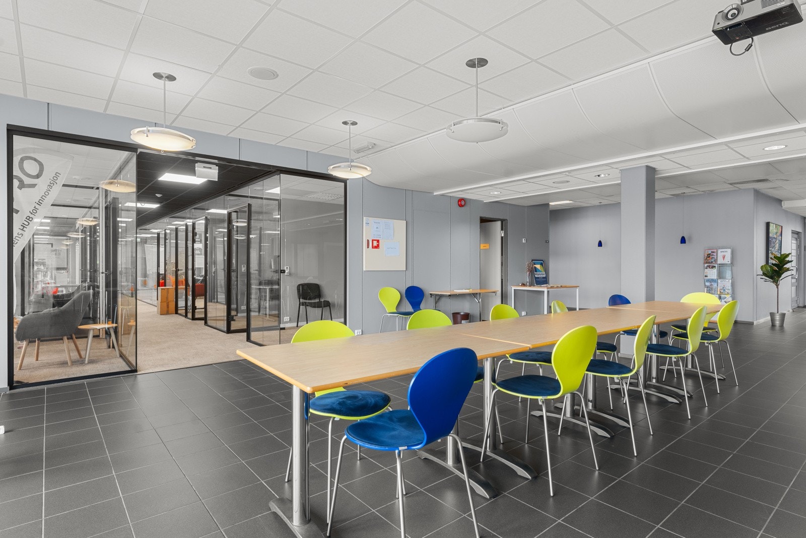 Fra kantinen er det adkomst til 9 kontorseksjoner. Galleribilde