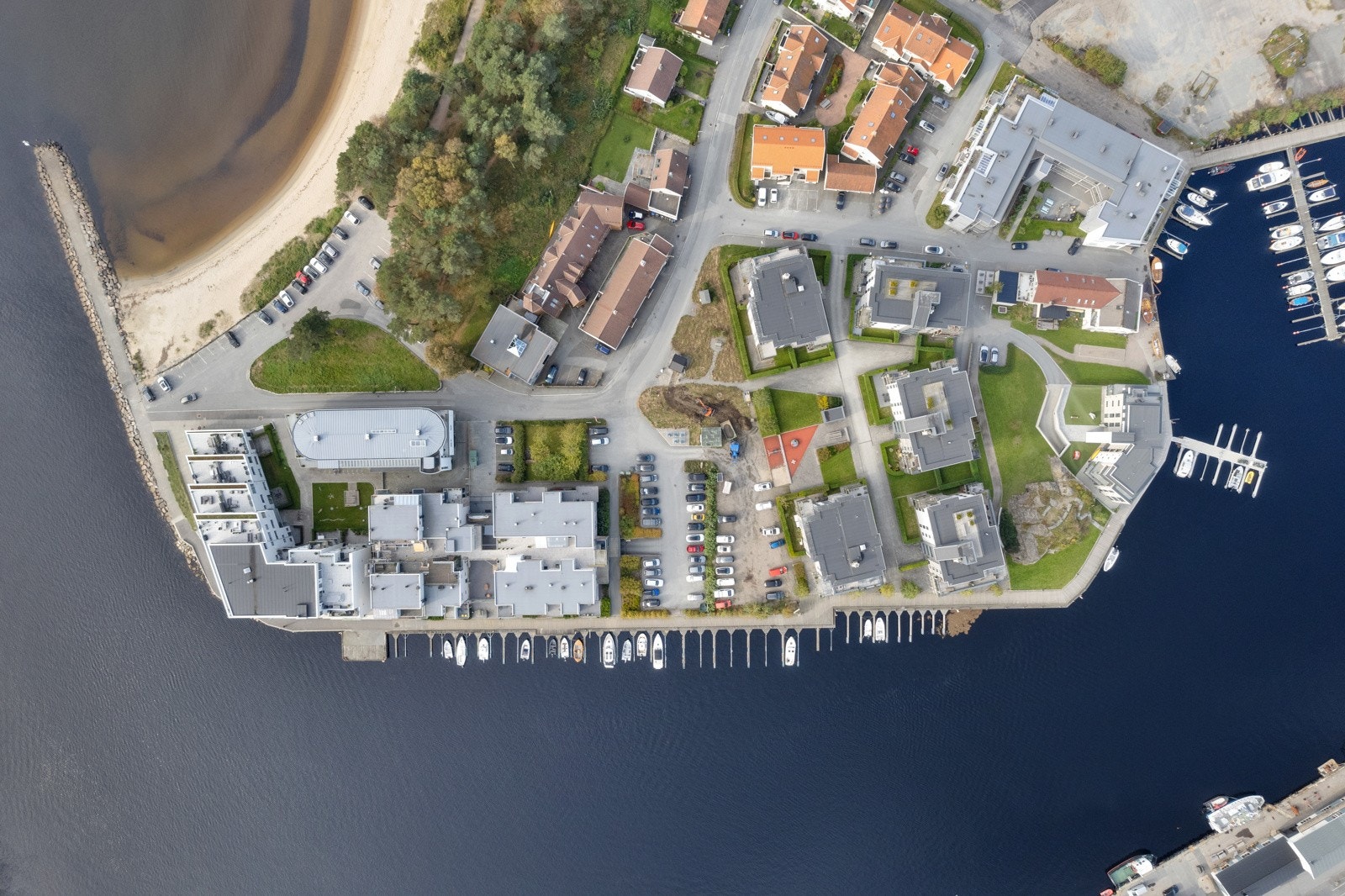 Lokalet er en del av den nye bebyggelsen på Piren. Området består hovedsakelig av bolig med næringsseksjoner i 1 etasje. Galleribilde