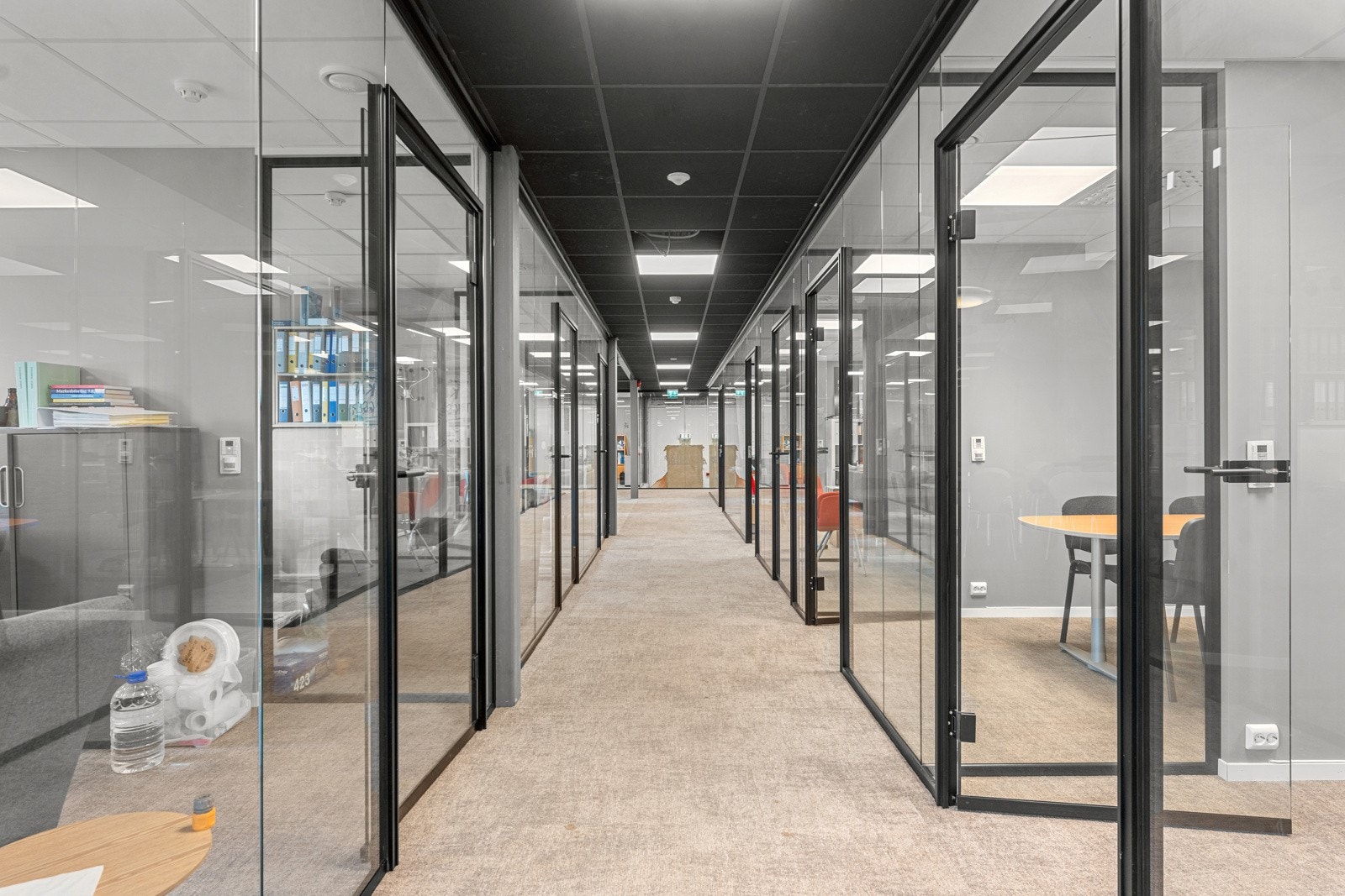 Det er 9 kontor i denne delen av lokalet. De fleste er delt med glassvegger. Galleribilde