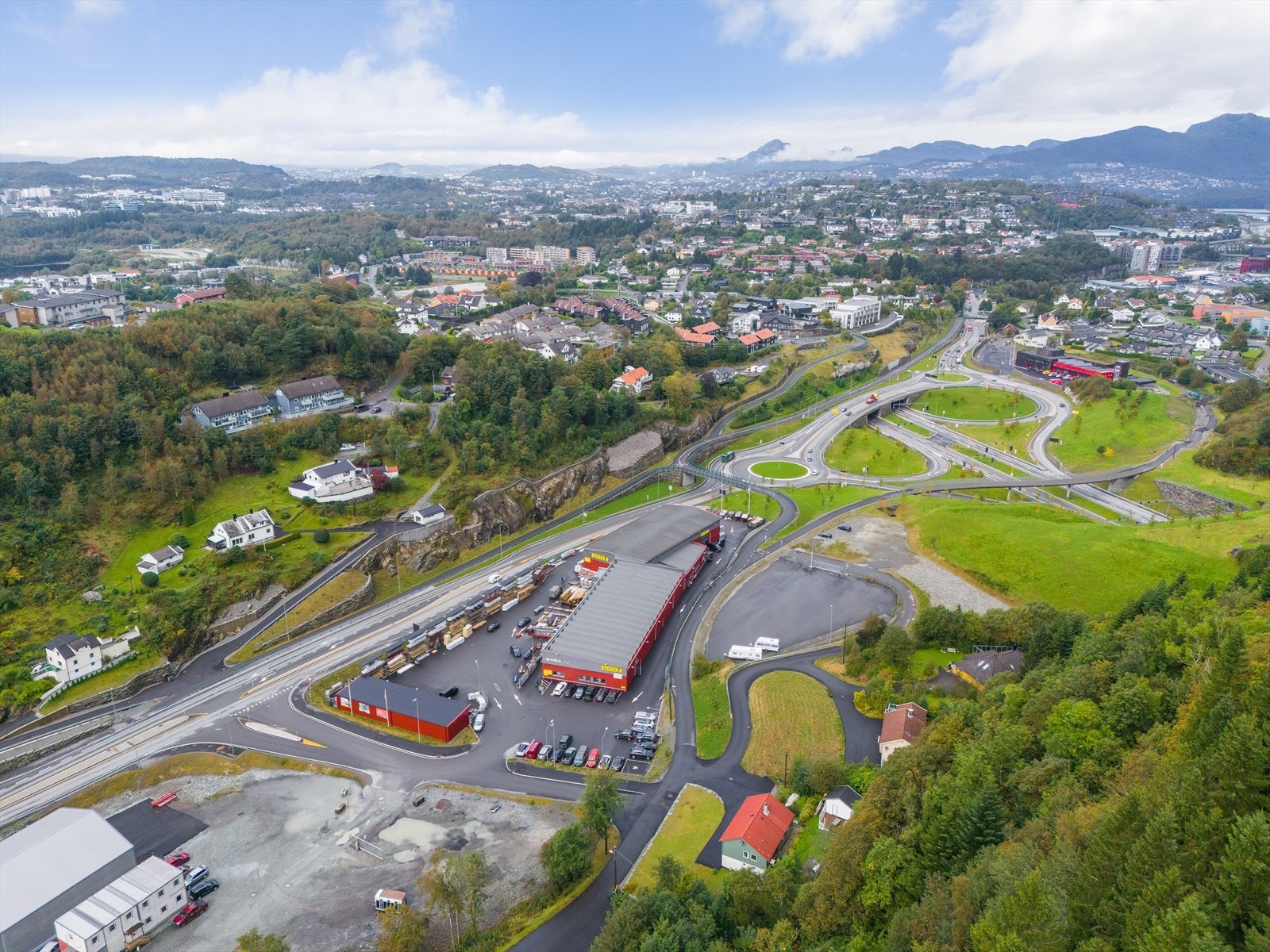 Eiendommen ligger i umiddelbar nærhet til Lagunen Storsenter ved innkjøringen til Lyshorntunnelen. Galleribilde