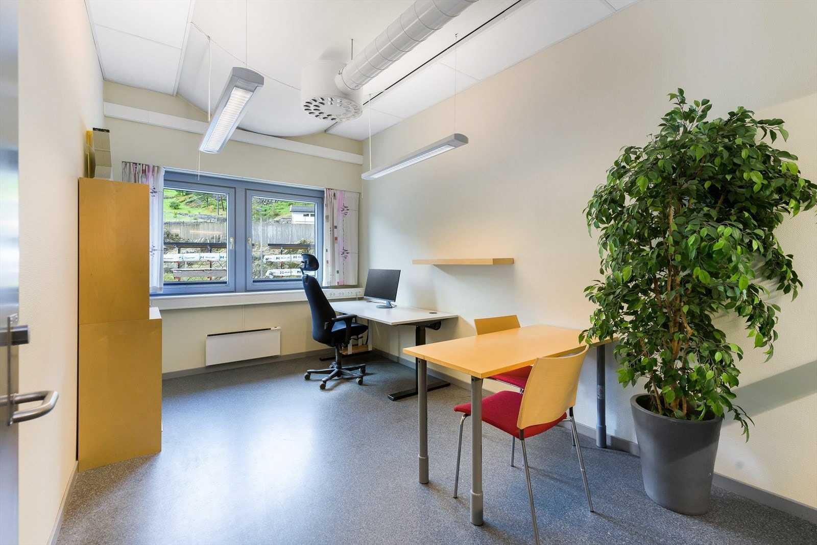 Romslige cellekontor med godt dagslys. Galleribilde