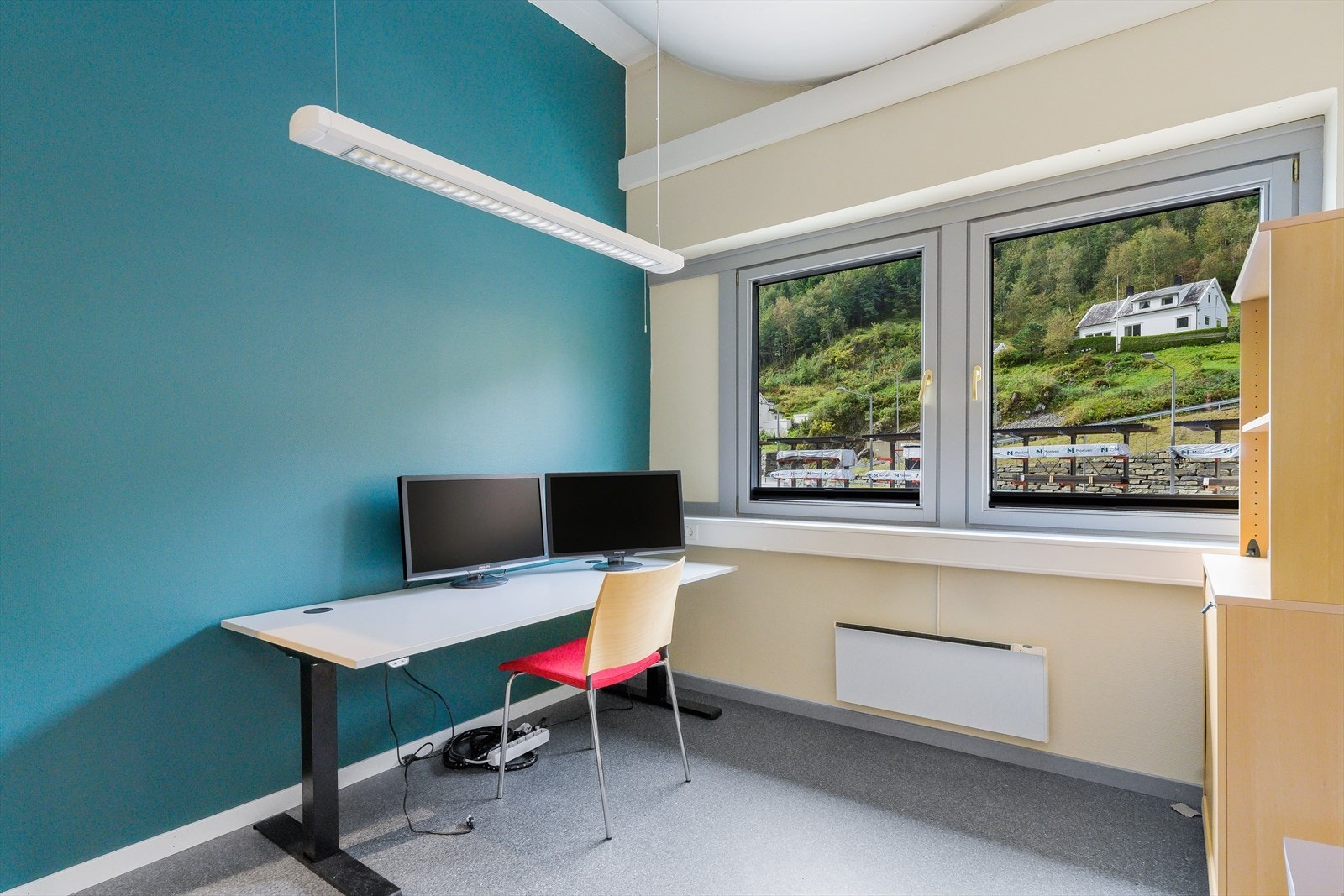 Romslige cellekontor med godt dagslys. Galleribilde