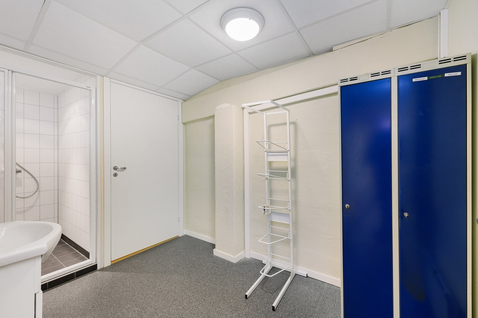 Lokalene har dusj i tilknytning til garderobe. Galleribilde