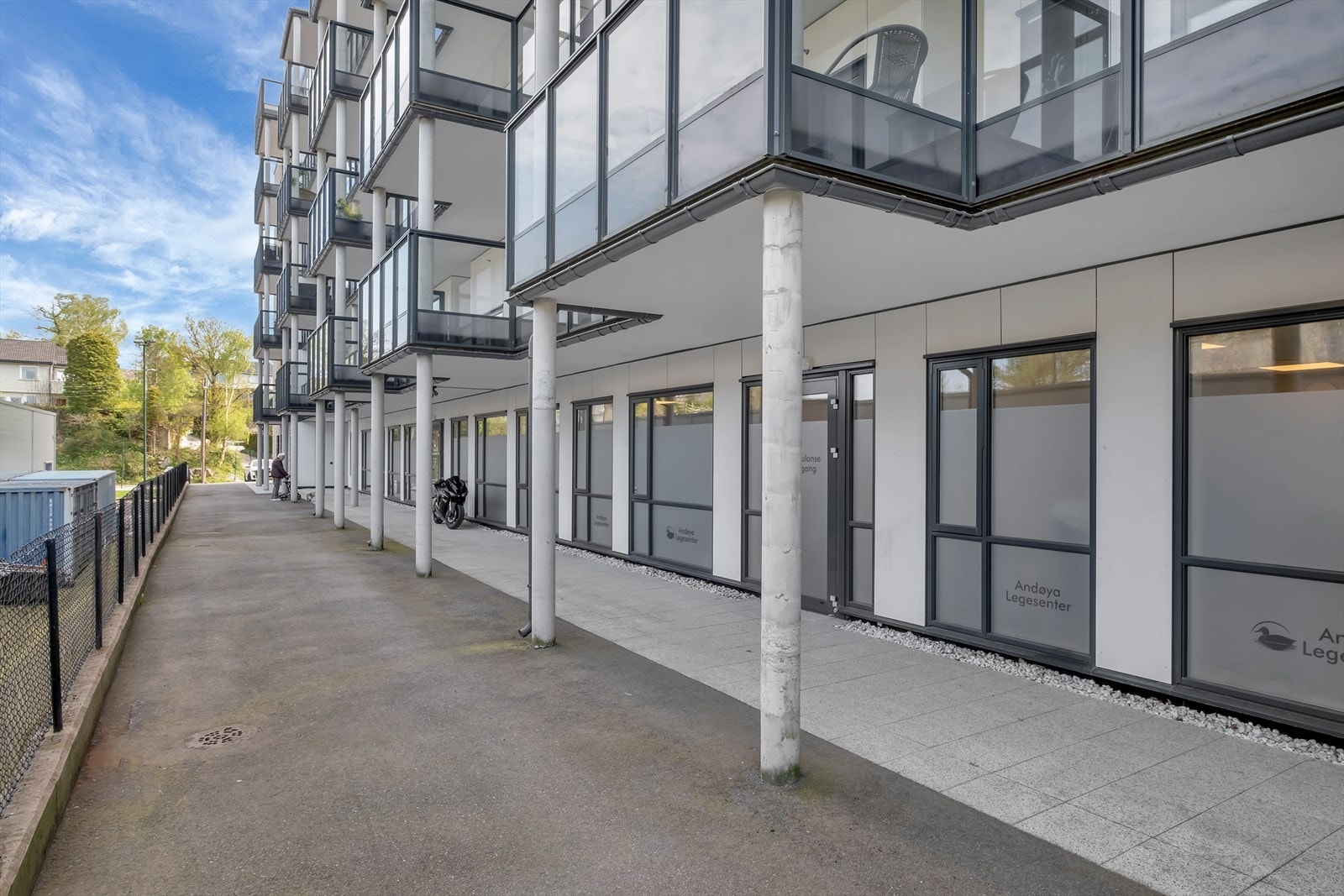 Lokalet ved siden av legesenteret kan passe utmerket for tannlege, fysioterapeut, helse- og behandling Galleribilde