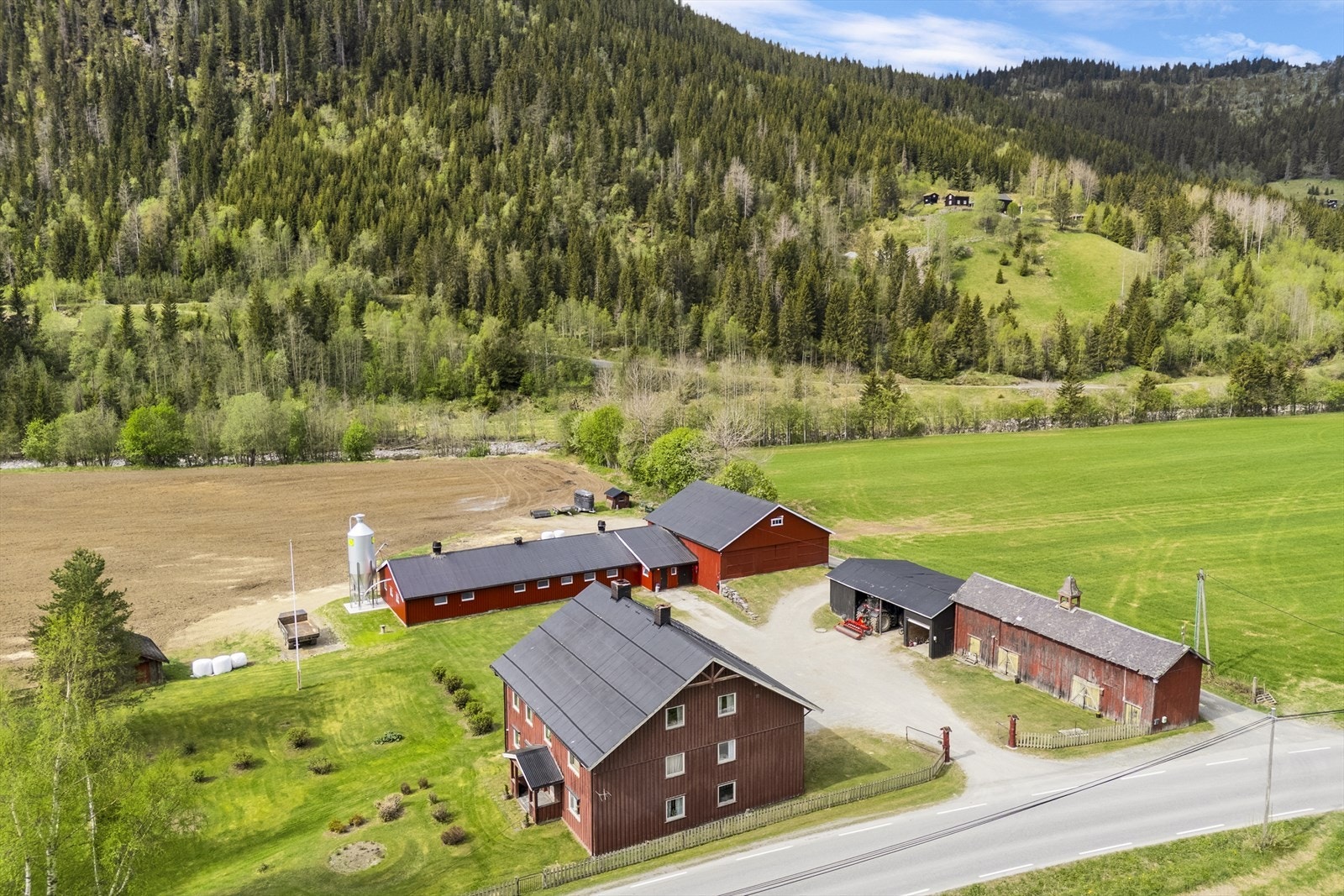 Bebyggelse består av våningshus 1878 restaurert og oppgradert ca 1975. Driftsbygning fra 1969, tilbygd 1985, og 2004 melkerom. Redskapshus oppført 1970, og garasjedel. Galleribilde