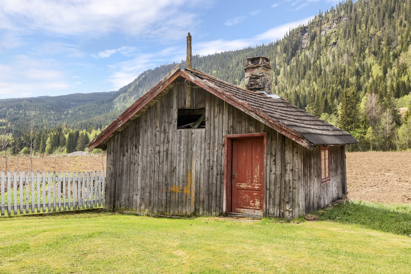 Forfallent laftet hus i hagen Galleribilde