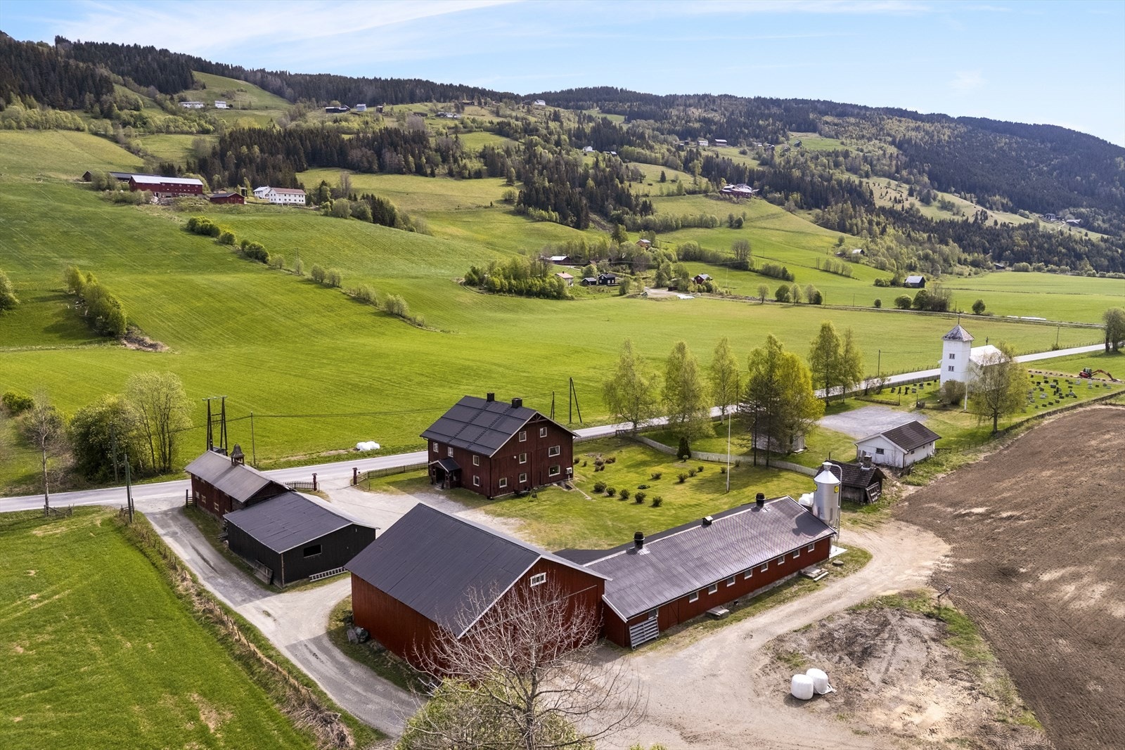 Bebyggelsen hovedbølet ligger åpent til, rett nord for Aulstadkirka. Galleribilde