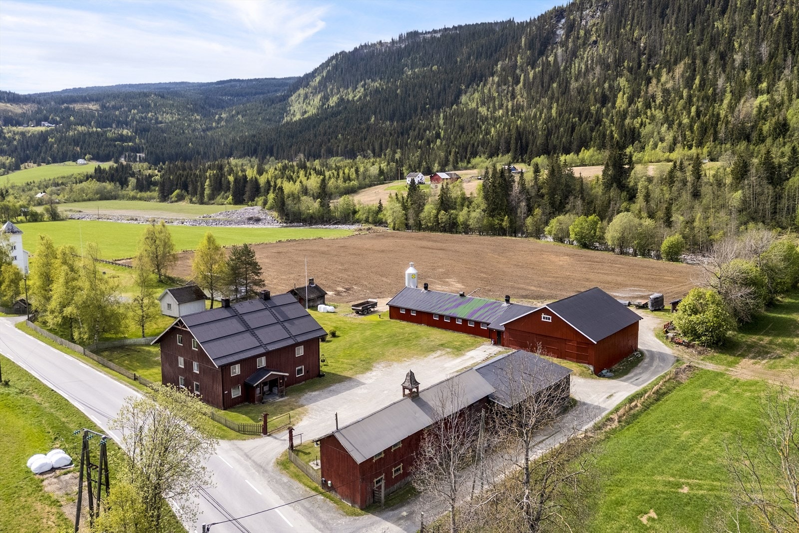 Mellomstor landbrukseiendom i størrelse, driftsgrunnlaget er melkeproduksjon Galleribilde