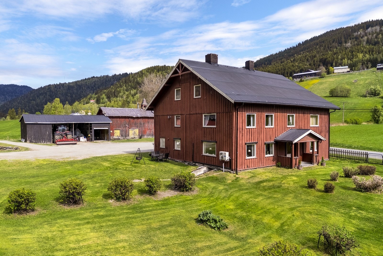 Gardstun har en flat og god adkomst, med åpen og sørvendt beliggenhet Galleribilde