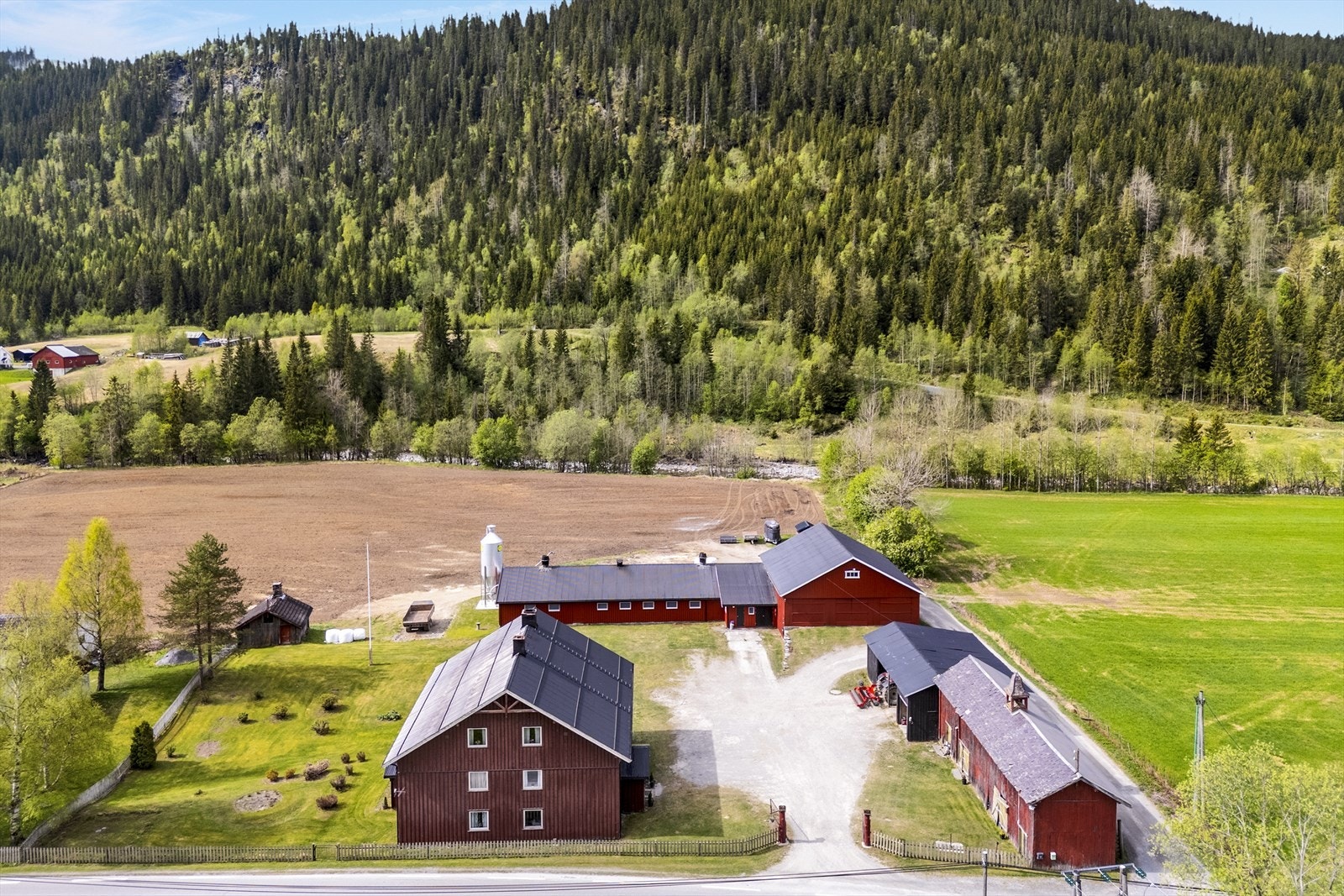 Melkekvoten for eiendommen er på ca. 85 tonn, i tillegg leies det 85 tonn med 3 leieavtaler. Galleribilde