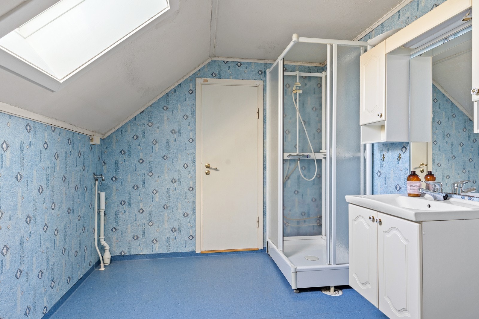 Disponibelt, bod (bad ikke i bruk) Galleribilde