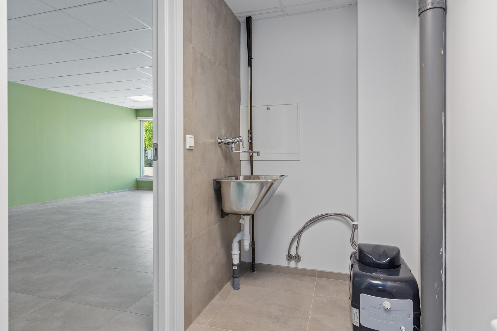 Butikklokalet, wc med utslagsvask Galleribilde