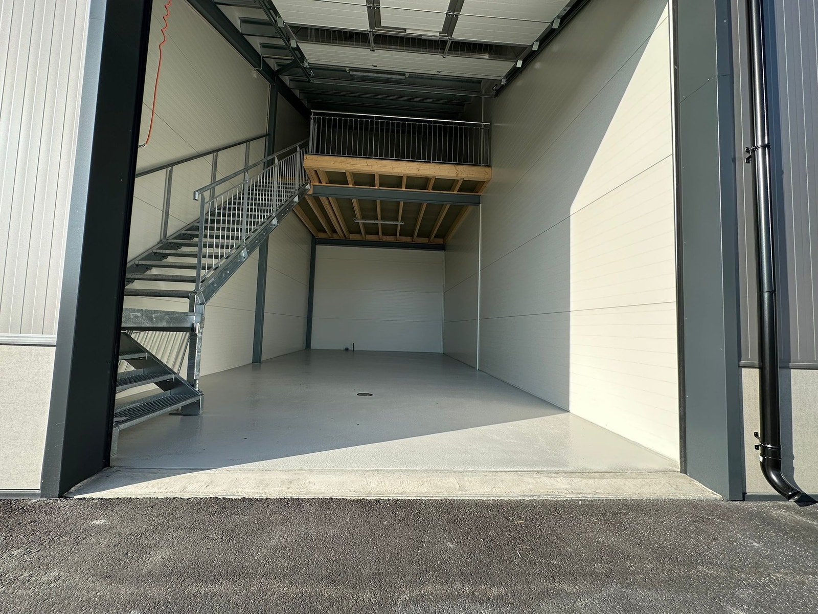 Seksjon med trapp inn, hele 4m under tre bjelker 2e etage Galleribilde