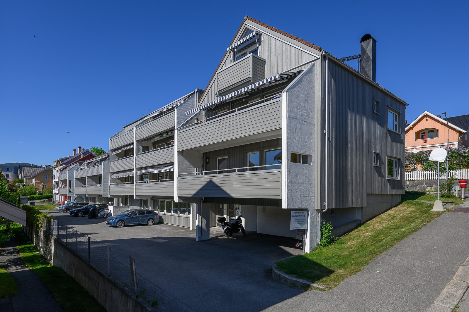 Kontorlokalet ligger i Anders Sandvigsgate 34 og har egen inngang fra bakgården. Galleribilde