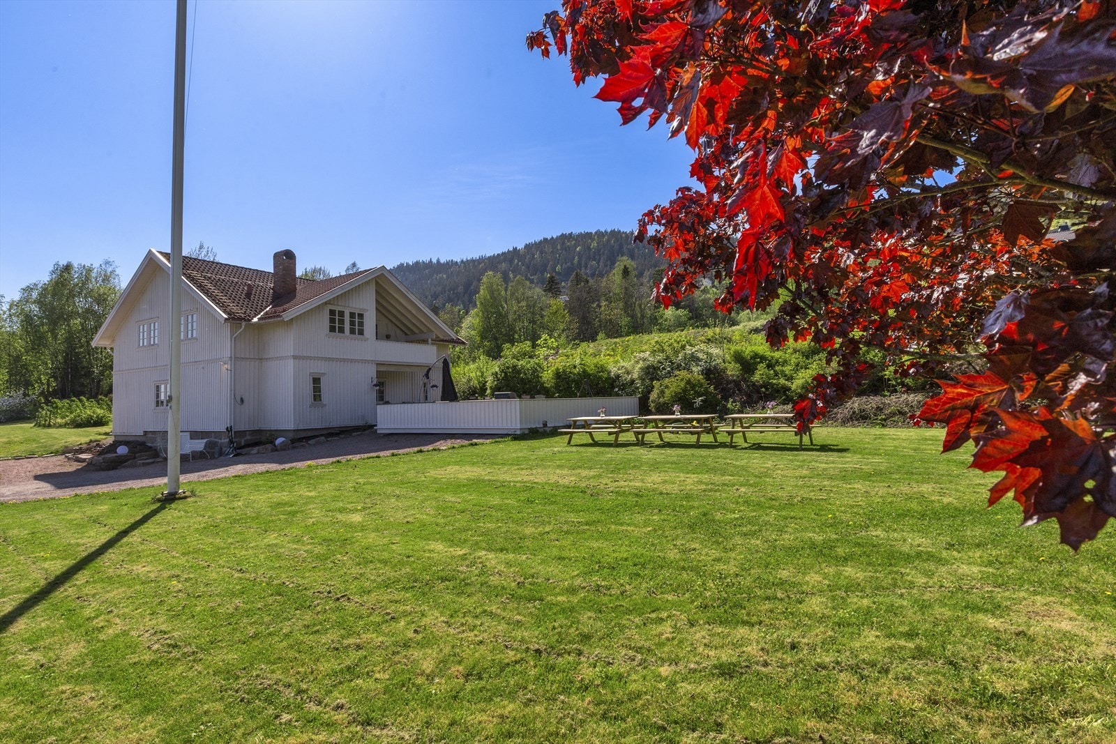 Eiendommen har flotte hagearealer Galleribilde