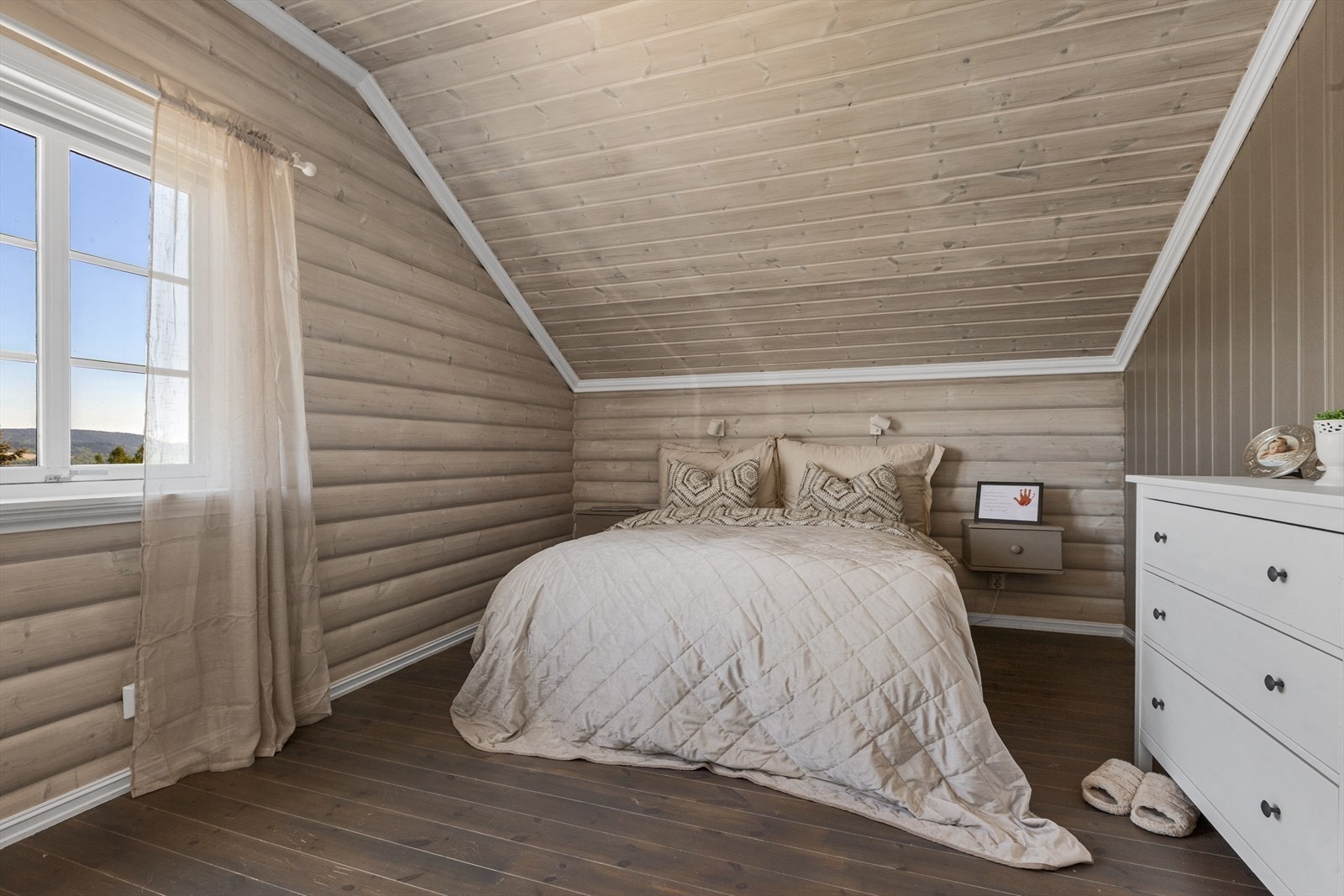 Boligen har 5 gode soverom i andre etasje med god takhøyde Galleribilde